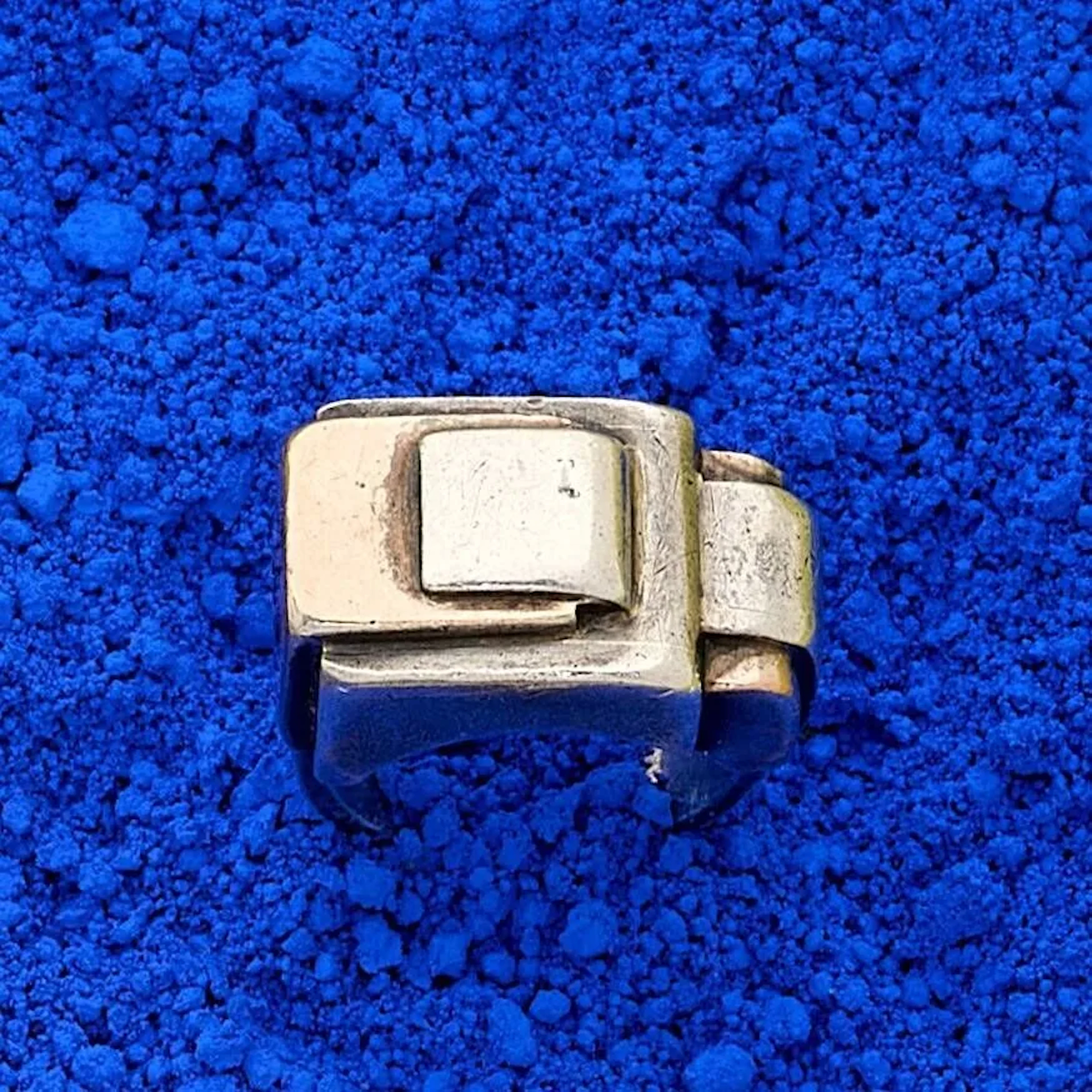 Jean DESPRÉS (1889 – 1980) Bague en argent (800) et or jaune 18K (750) à décor géométrique en léger débordement. Signée en toutes lettres, poinçons d’orfèvre et de matière (poinçon mixte). Tour de doigt 53,5.