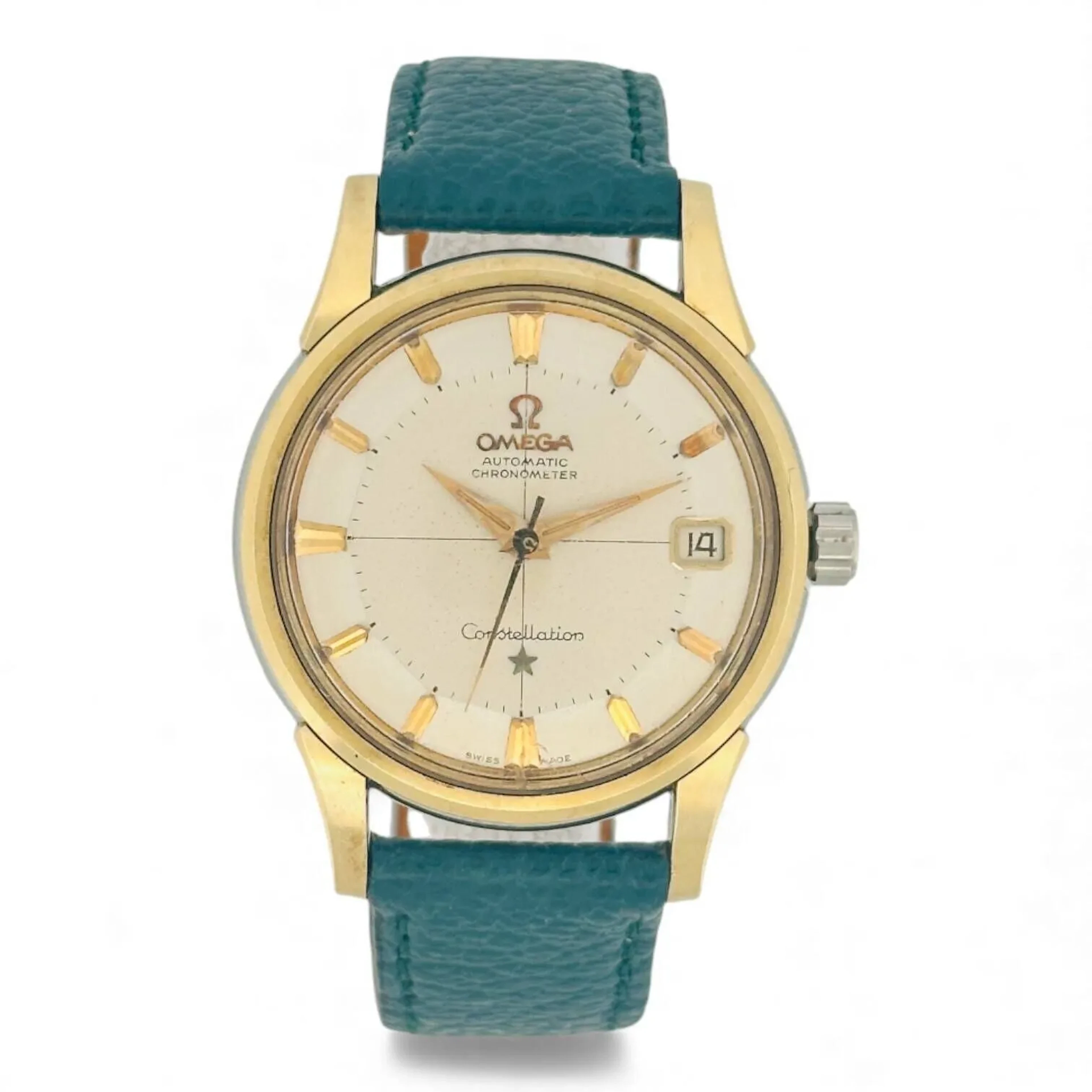 OMEGA CONSTELLATION « PIE-PAN » Montre-bracelet en acier plaqué or et acier, cadran argenté, minuterie traits noirs, index flèches en appliques dorées, aiguilles dauphines dorées. Fond vissé en acier signé Omega, référence 14393 7 SC. Mouvement mécanique à remontage automatique signé Omega calibre 561 numéroté 17378214. Bracelet en cuir vert, boucle déployante en métal doré. Montre fonctionnelle lors de l’expertise, sans garantie de fonctionnement futur et d’état des pièces. Rayures au boitier et au verre, oxydation au cadran, couronne non originale. Vers 1959 Diamètre34 mm