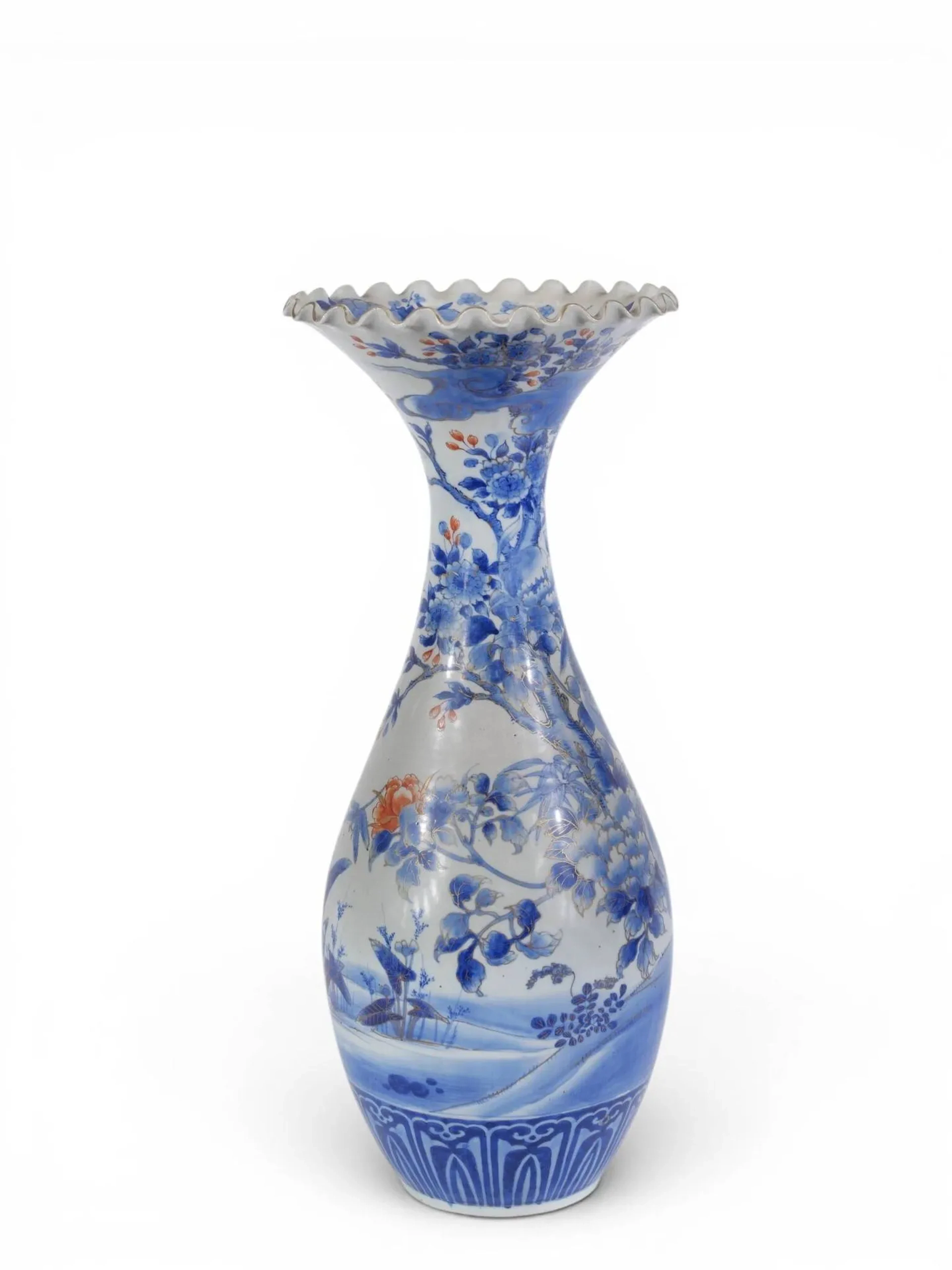 JAPON, XXe Grand vase balustre au col évasé en corolle au décor tournant bleu, blanc, rouge et or d'un oiseau branché et d'un papillon au dessus d'un cours d'eau Marque en rouge à six caractères au dessous H : 60,5 cm
