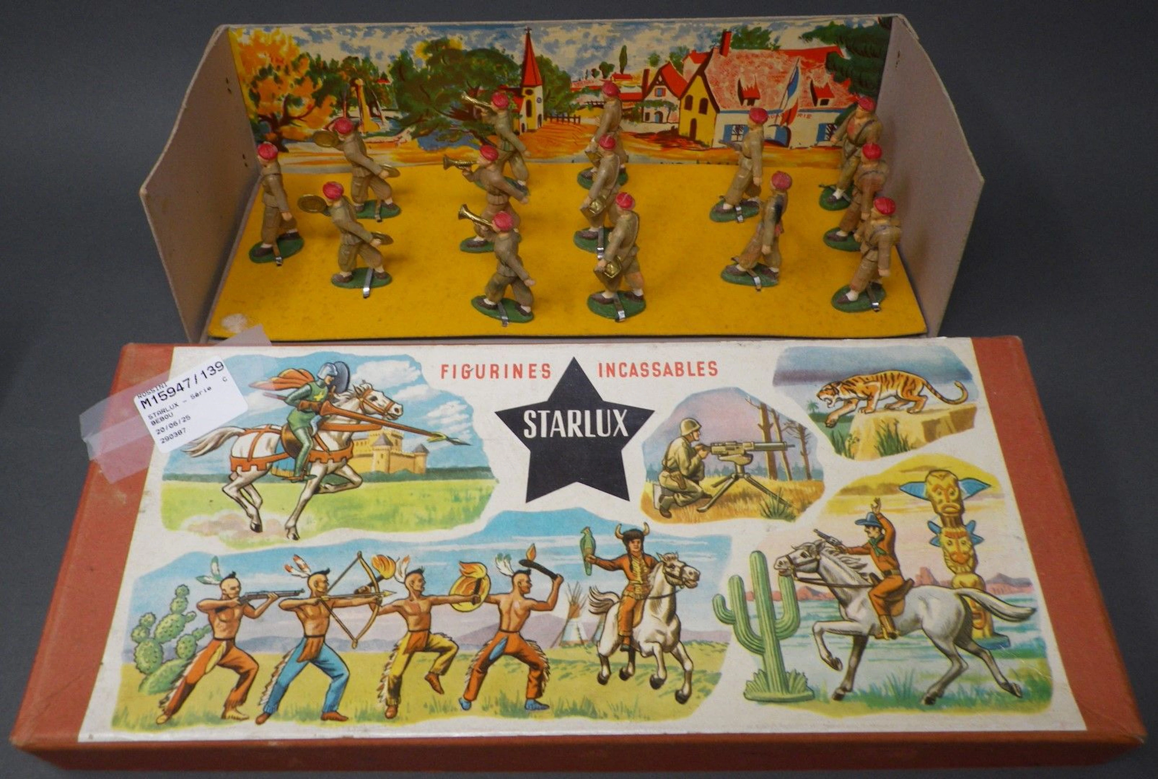 STARLUX - Série " C " Boîte n° 104, parachustistes défilant. Jouet ancien pouvant présenter des manques de peinture, des chocs ou des manques, y compris pour les conditionnements éventuels. Vendu en l'état et sans réclamations.
