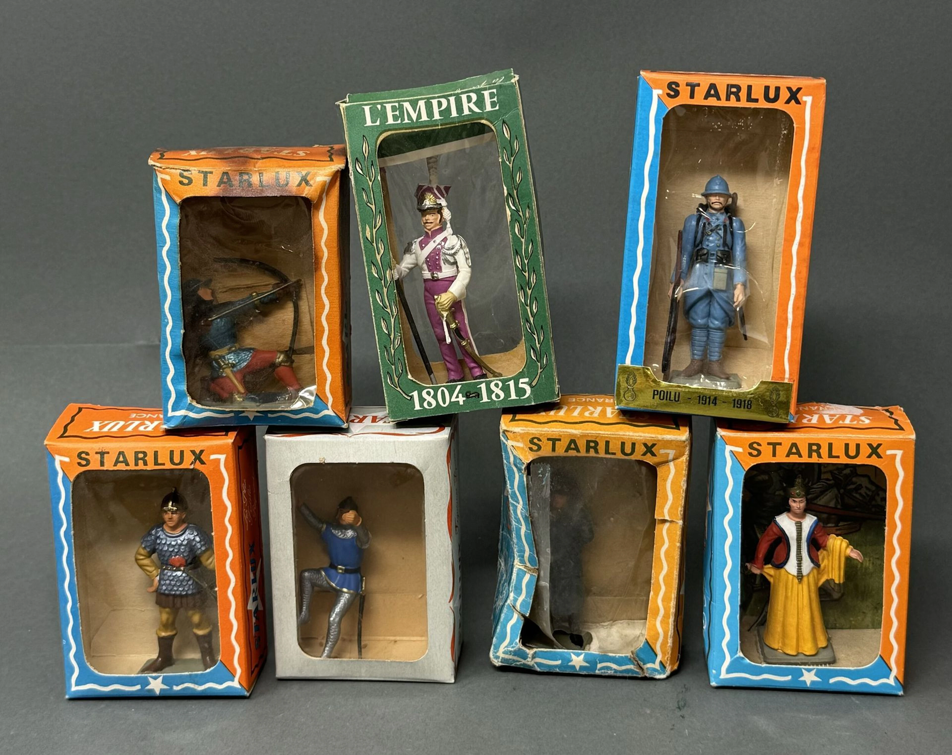 STARLUX Réunion de dix pièces : - soldats au combat : deux blisters - coffret Moyen-Âge - coffret 1804-1815 réf. 8089 chevaux légers de Berg 1810 - cinq coffrets figurines éducatives : réf. P2 fantassin 1914-1918 - 6026 dame noble - 6051 franc archer à genoux - FH.5 carolingien - 8001 Napoléon - coffret soldat Moyen-Âge Jouets anciens pouvant présenter des manques de peinture, des chocs ou des manques, y compris pour les conditionnements éventuels. Vendus en l'état et sans réclamations.