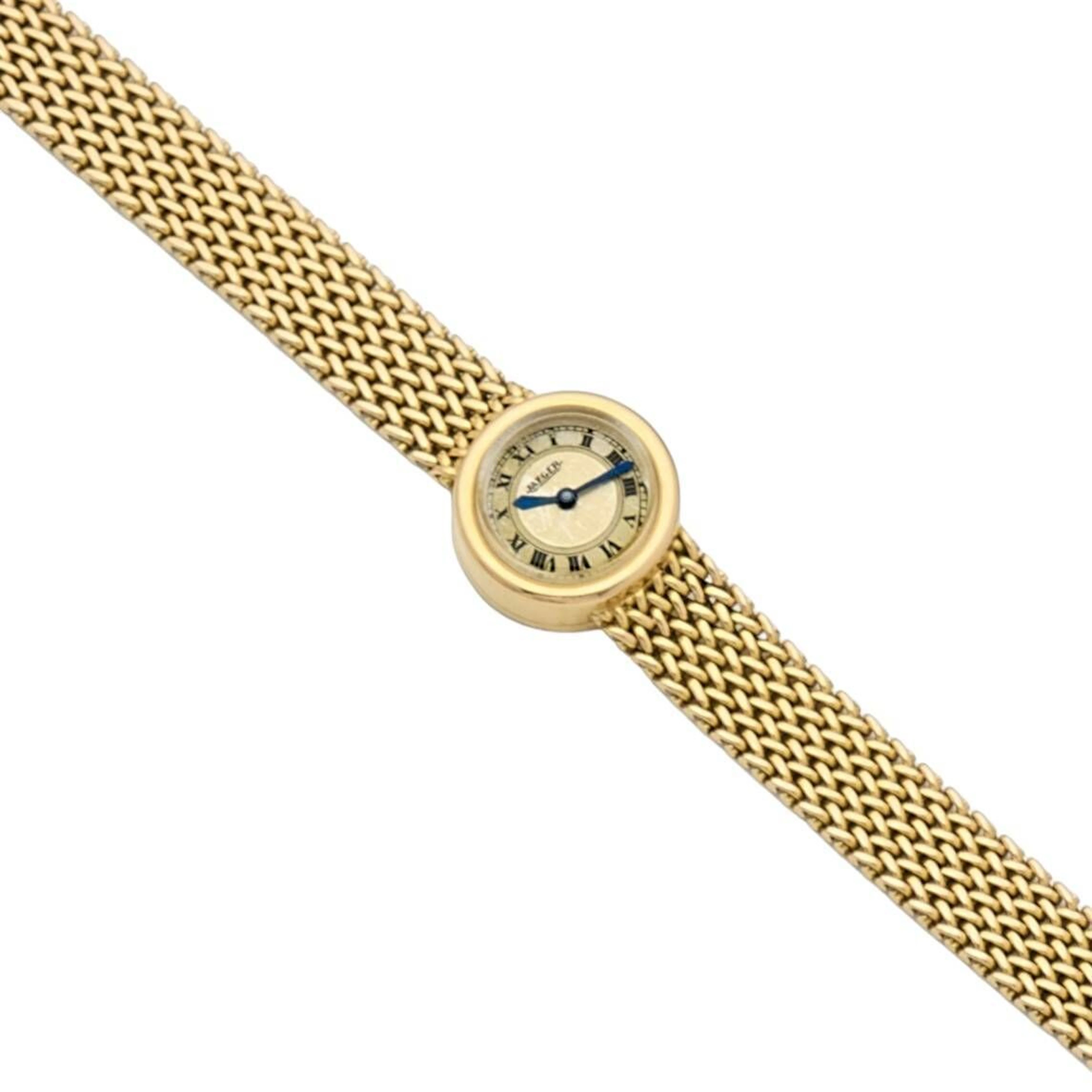 JAEGER Montre bracelet de dame en or 18K (750 millièmes), cadran argenté/doré, minuterie chemin de fer noire, index chiffres romains en décalques noires, aiguilles glaives bleuies. Fond clipé en or 18K (750 millièmes) avec couronne de remontoir, numéroté 112107. Mouvement mécanique à remontage manuel signé JAEGER-LECOULTRE, numéroté 87884. Bracelet en or 18K (750 millièmes), fermeture à cliquet. Montre fonctionnelle lors de l’expertise, sans garantie de fonctionnement futur et d’état des pièces. Légères rayures et marques au boitier, quelques traces au cadran, d’origine argenté qui a pris une patine dorée. Travail français vers 1960 Poids brut 24,7 g Diamètre16mm, pour un poignet d’environ 15,5 cm