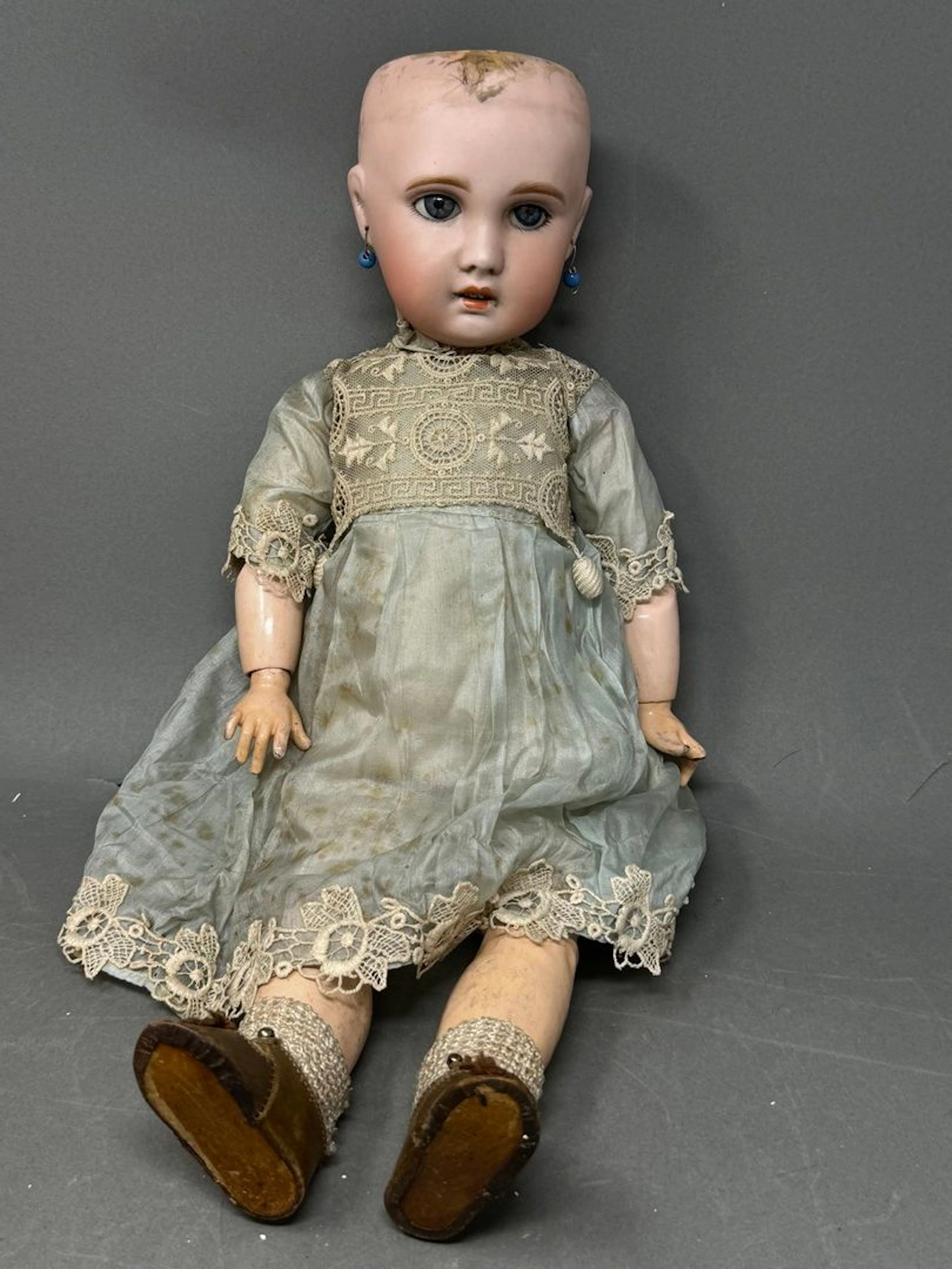Poupée française, avec tête en biscuit, bouche ouverte, marquée « SFBJ PARIS » taille 8, yeux dormeurs bleus, corps articulé d'origine (doigts cassés) robe et chaussures anciennes. Ht. : 46 cm.