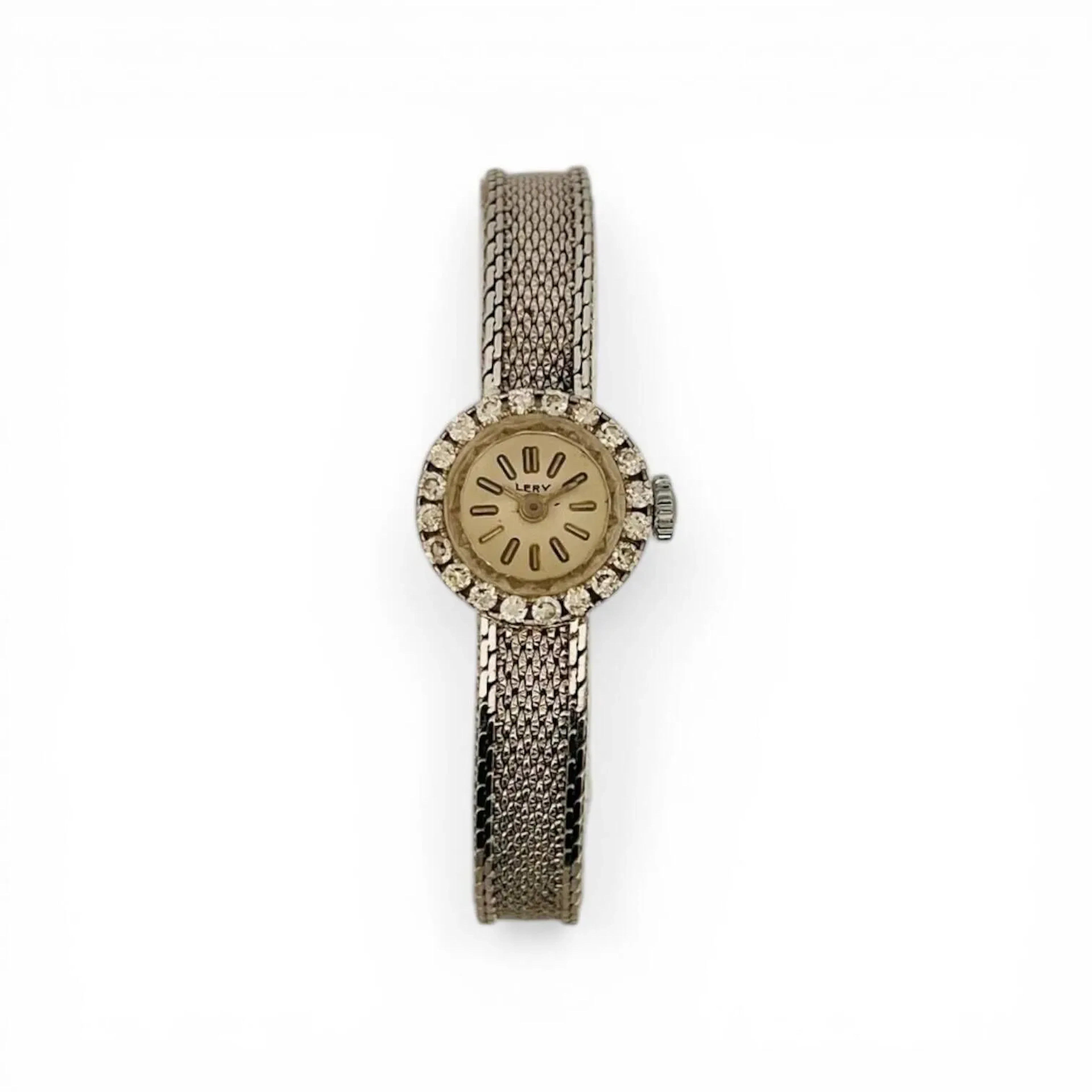LERY Montre-bracelet en or gris 18K (750 millièmes), cadran opalin, index en appliques argentées, aiguilles fils argentées. Lunette sertie de diamants taille brillant. Fond clipé en or gris 18K (750 millièmes). Mouvement mécanique à remontage manuel. Bracelet en or 18K (750 millièmes), fermeture à échelle. Montre non fonctionnelle lors de l’expertise, sans garantie de fonctionnement futur et d’état des pièces. Rayures au boitier. Vers 1950 Poids brut 23,2 g Diamètre 15 mm