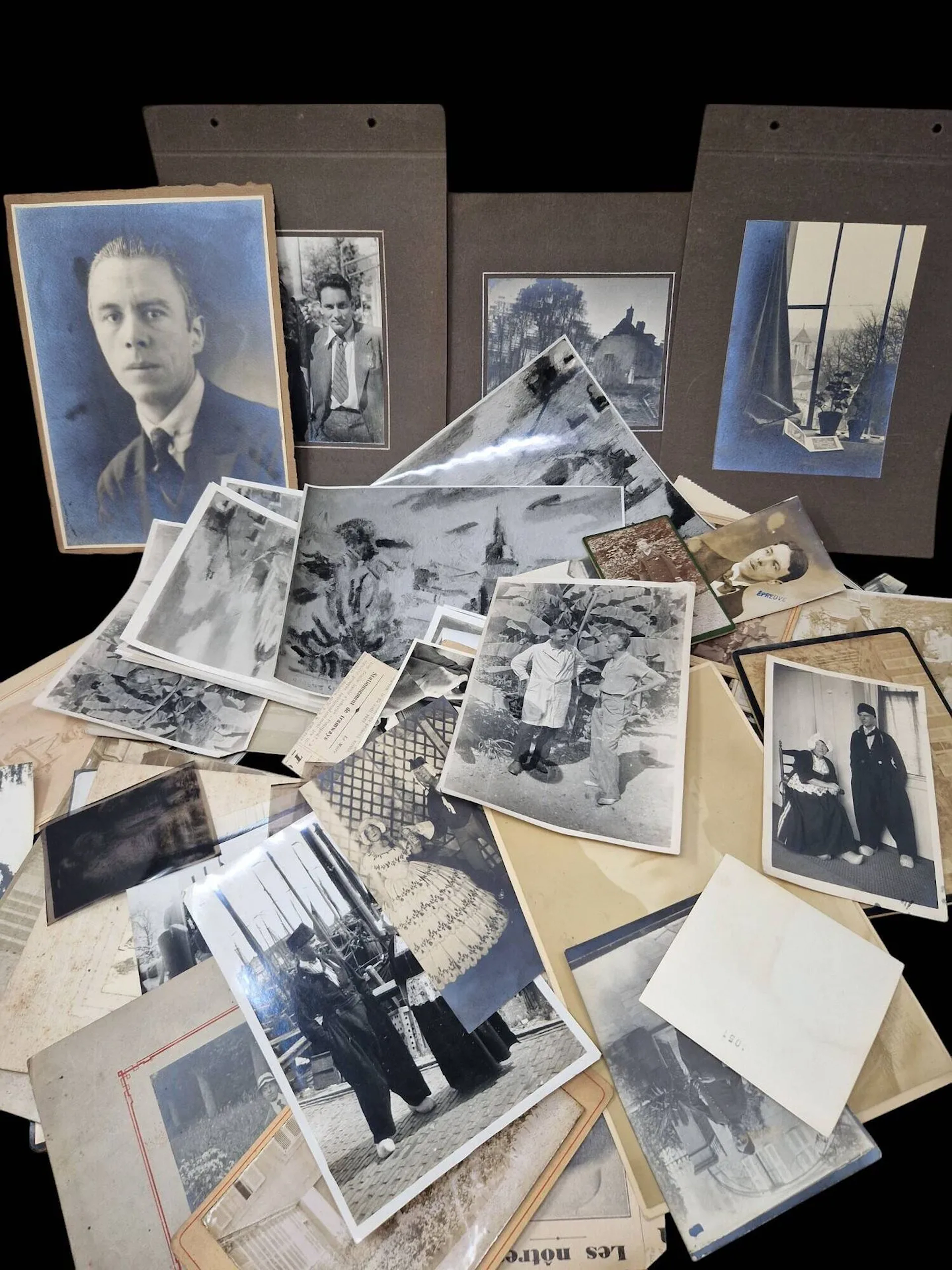 Photographies amateures et professionnelles. Circa 1930-1960. Ensemble de plus d'une centaine de tirages principalement albuminés et argentiques dont plusieurs montés sur cartons. Sur certains rectos et/ou versos, annotations et/ou photographes. Exemples de sujets : Europe, France, Corse, Hollande, Espagne, Italie, portraits, paysages, loisirs, militaires, enfants, tenues traditionnelles, événements, voyages, reproductions d'oeuvres, etc. Divers états et formats. ex15031/325 C