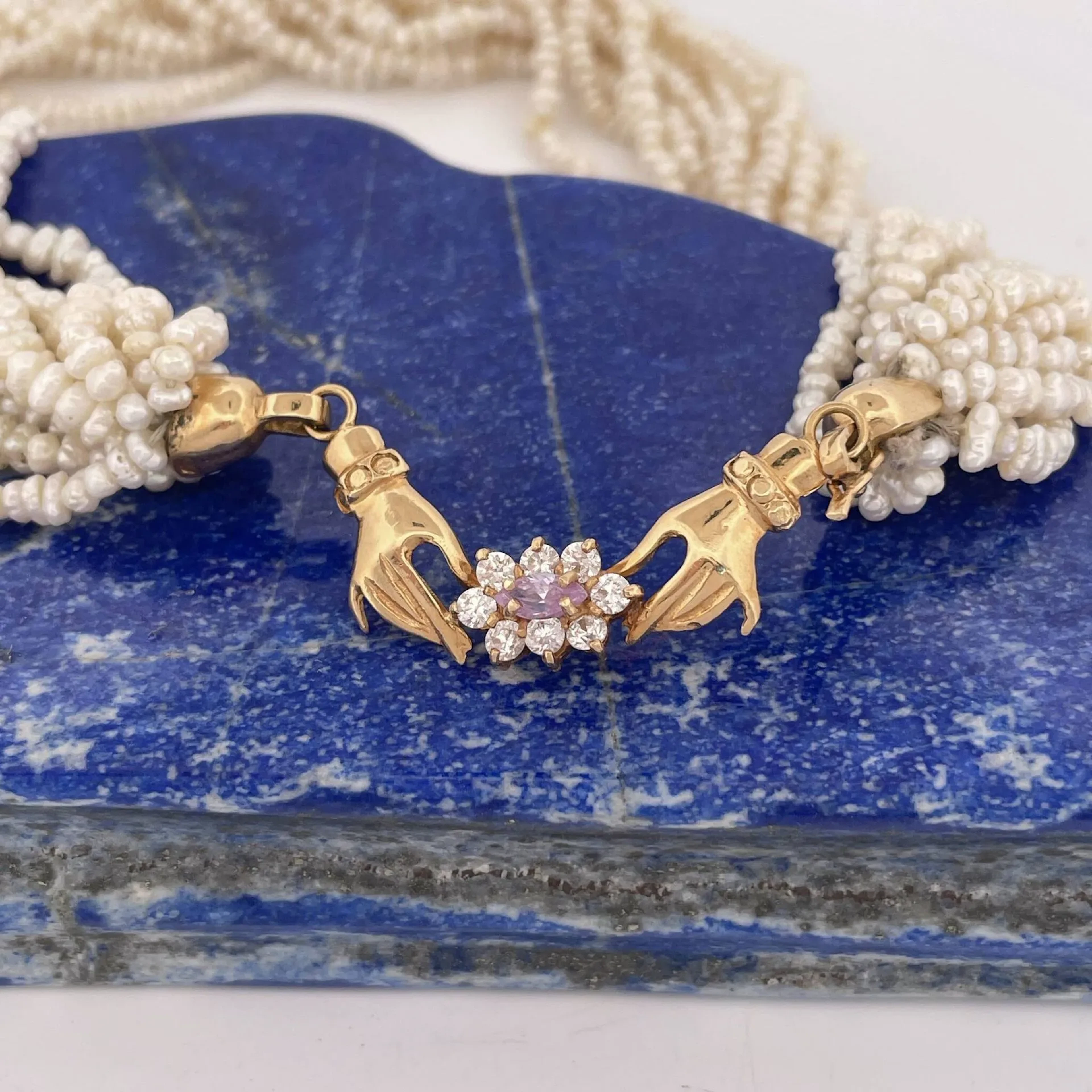 Necklace composed of twelve rows of seed beads. Yellow gold - Lot 276