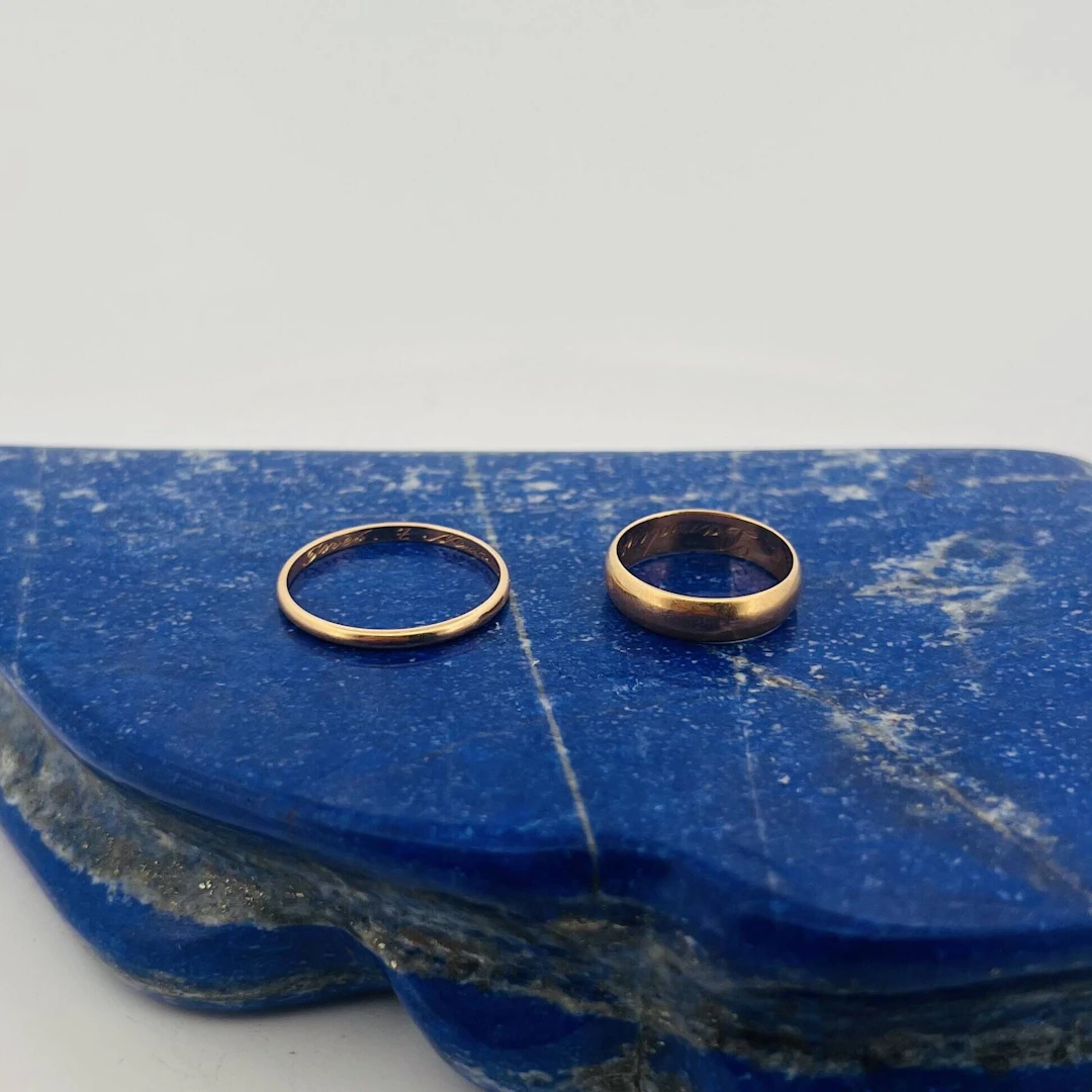 Two engraved yellow gold (750) wedding bands. - Lot 236
