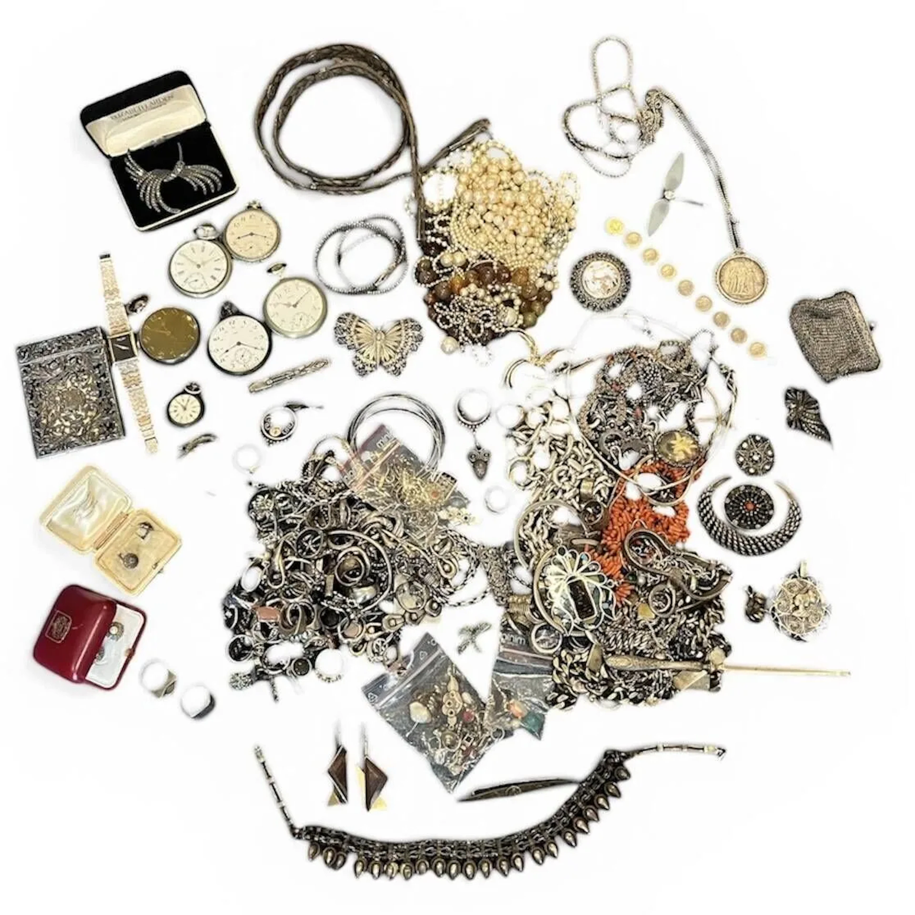Fort lot de bijoux fantaisies, certains en argent ou en corail. Poids brut de l'argent : 1k600 g env. - Poids bru du corail : 48 g. On y joint des montres de gousset en métal, bijoux ethniques, bijoucx en métal dont broches, boucles d'oreilles, bracelets, médailles, bagues.... et des pièces en métaux communs.