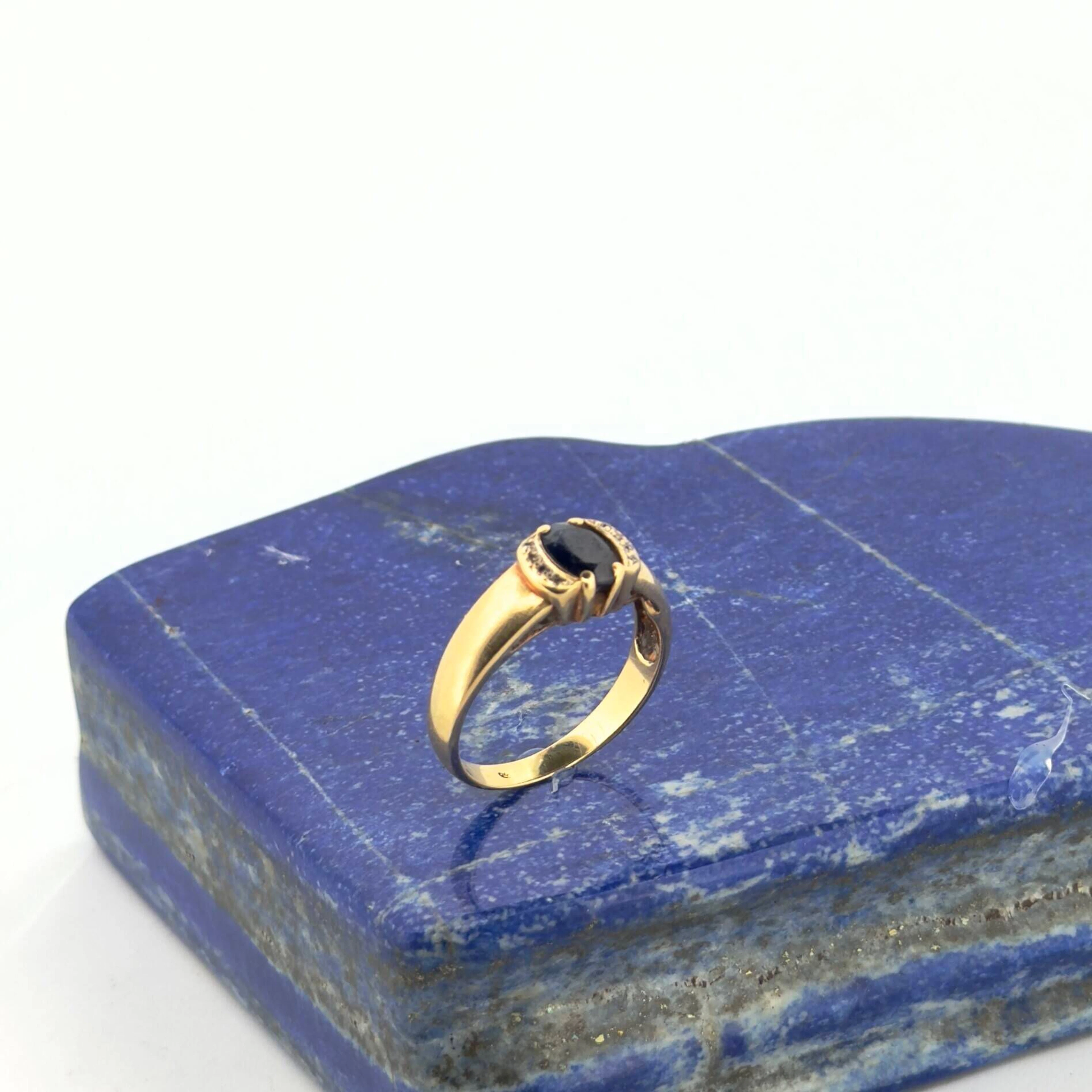 18K (750) yellow gold ring set with an oval sapphire with a - Lot 306