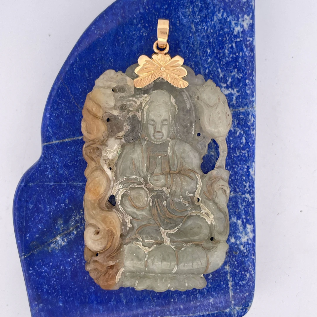 A large yellow gold (750) pendant set with an openwork brown - Lot 112