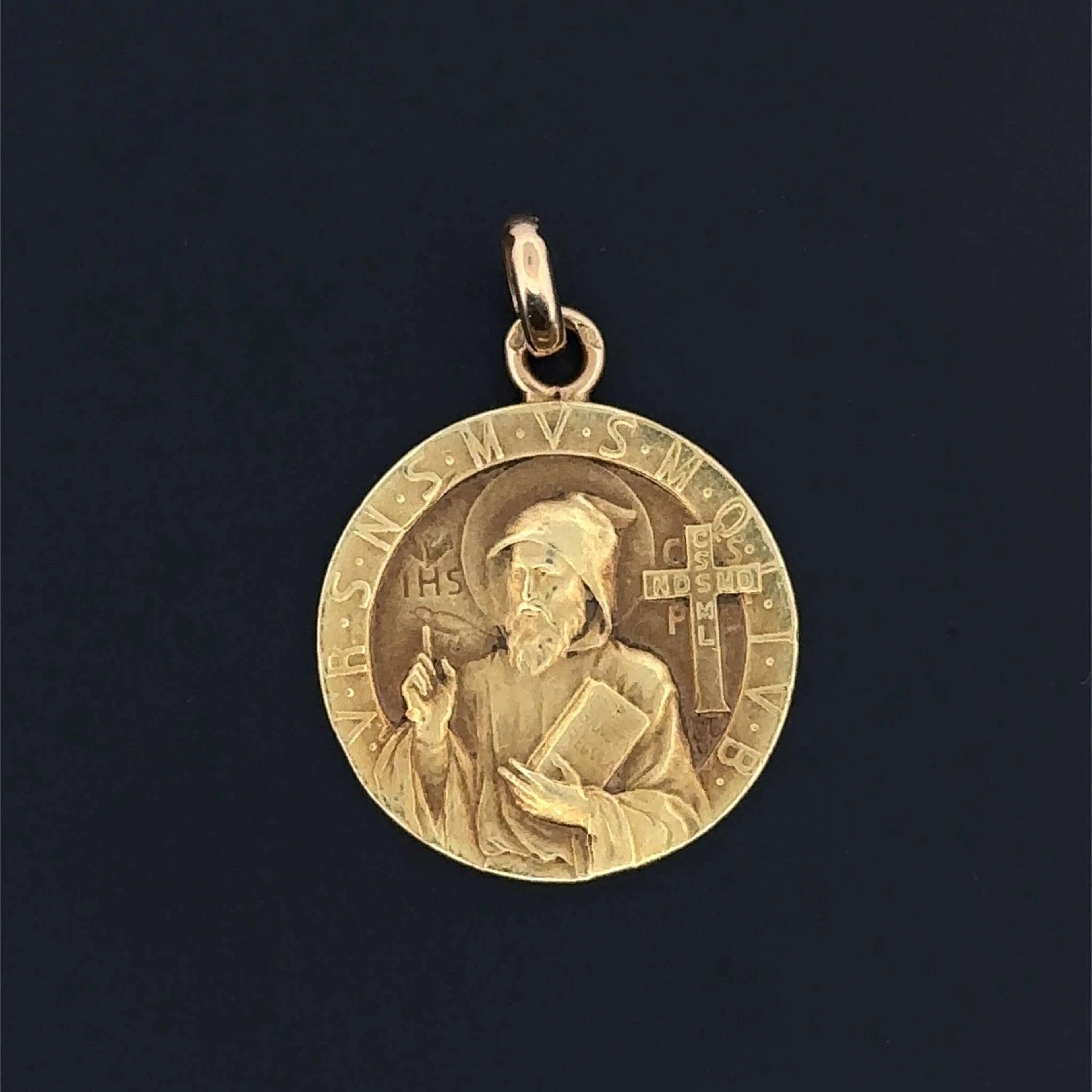Engraved and chased yellow gold (750) medallion pendant depi - Lot 231