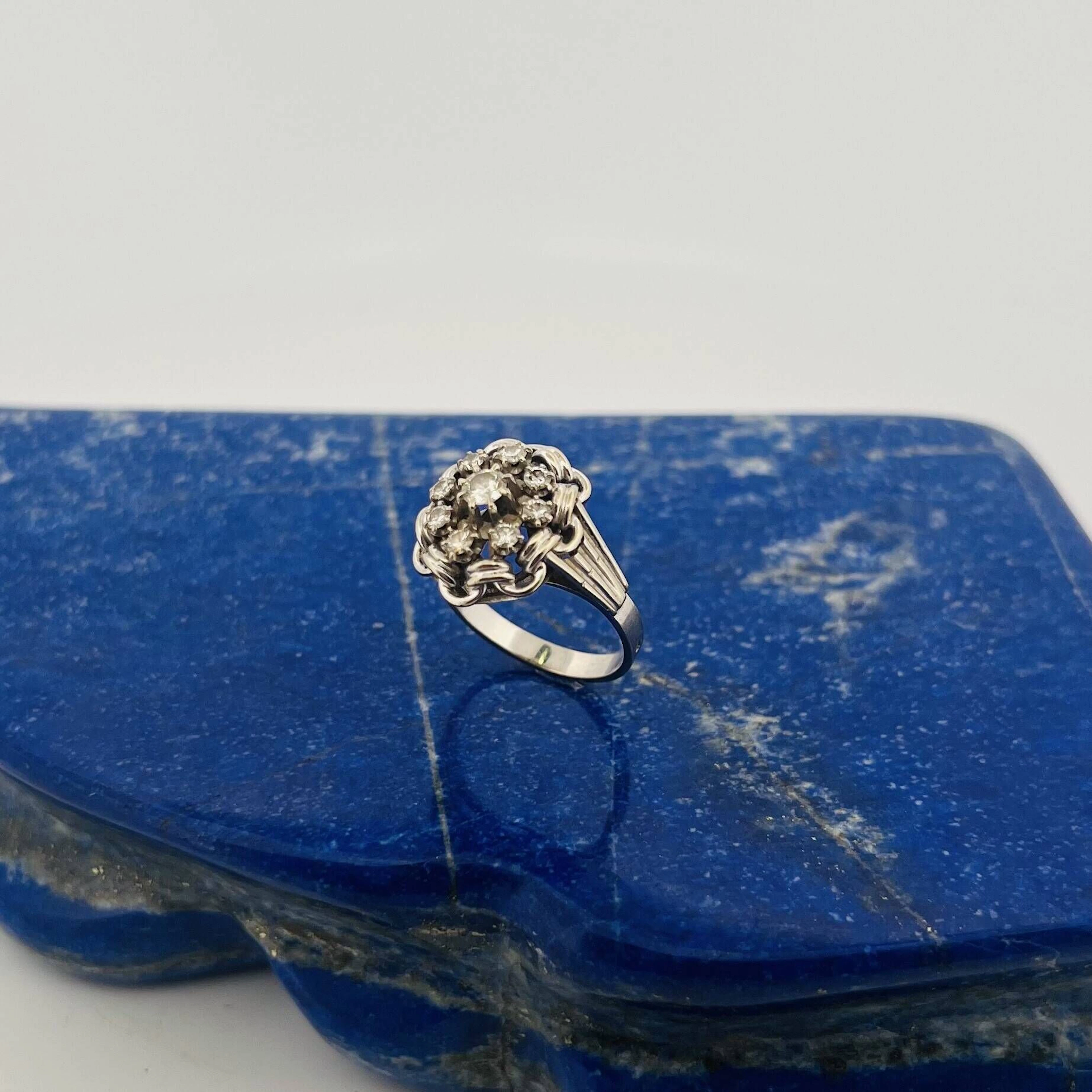 White gold (750) "flower" ring with openwork and fluted deta - Lot 63