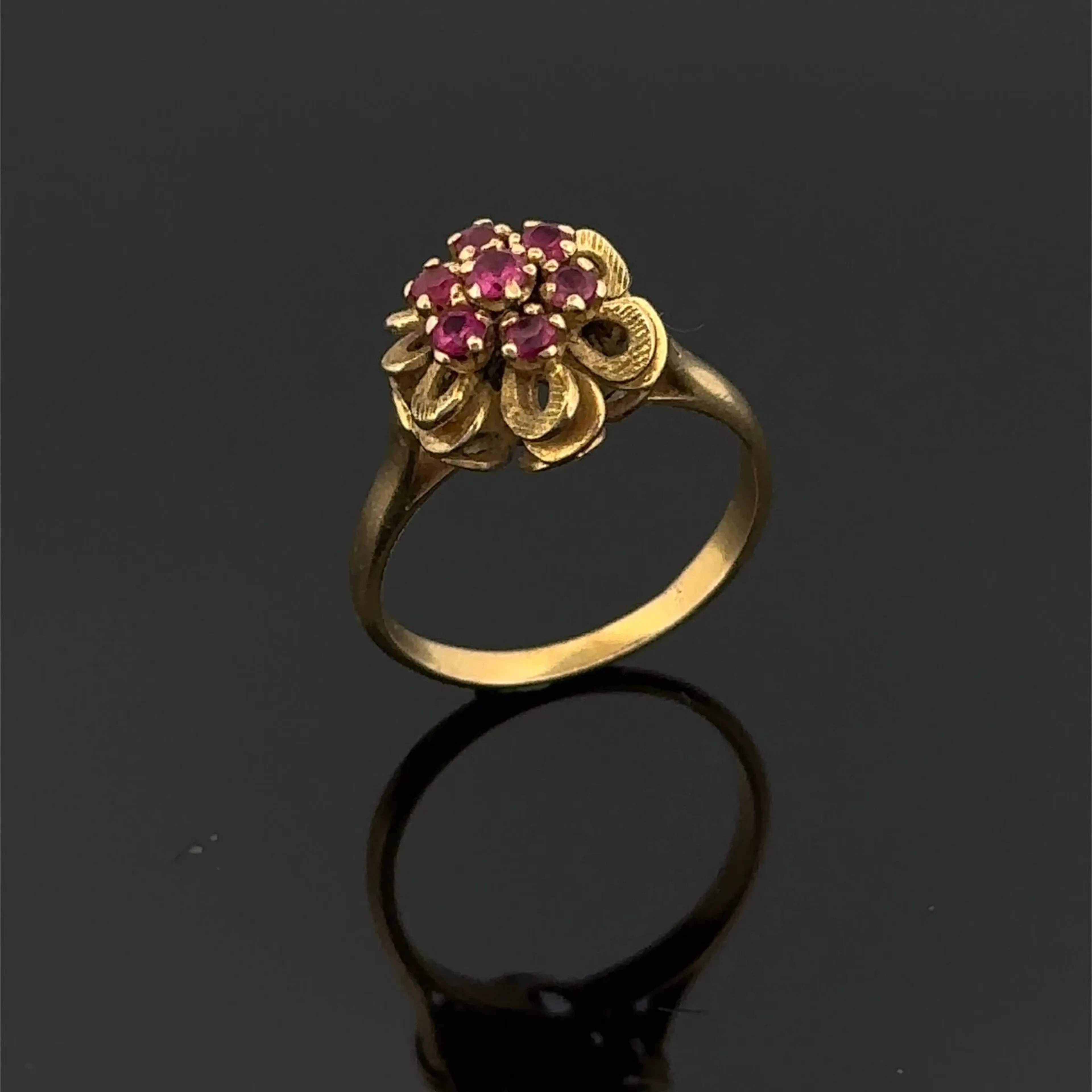 Partially engraved yellow gold (750) "flower" ring, set with - Lot 213