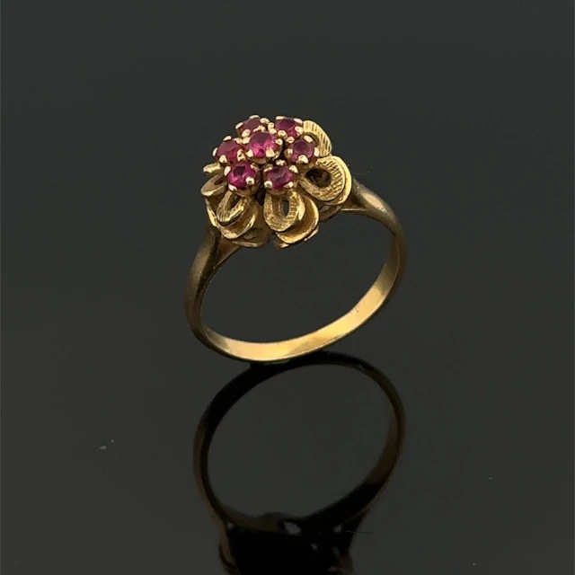 Partially engraved yellow gold (750) "flower" ring, set with - Lot 213