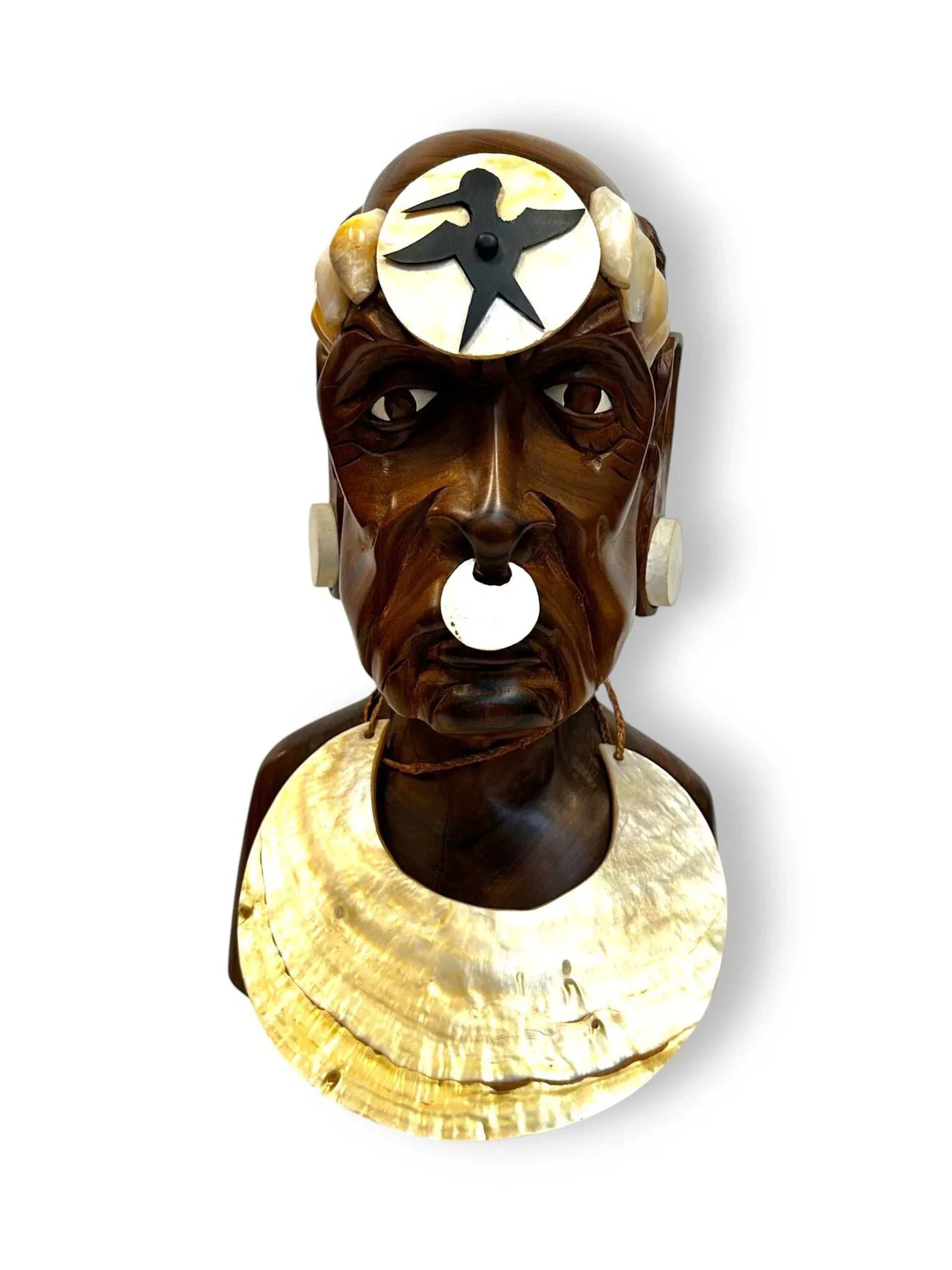 KANAK, Nouvelle-Calédonie, Buste d'homme en bois sombre sculpté et vernis, paré de bijoux en nacre, Dimensions : 33 x 18 x 22 cm