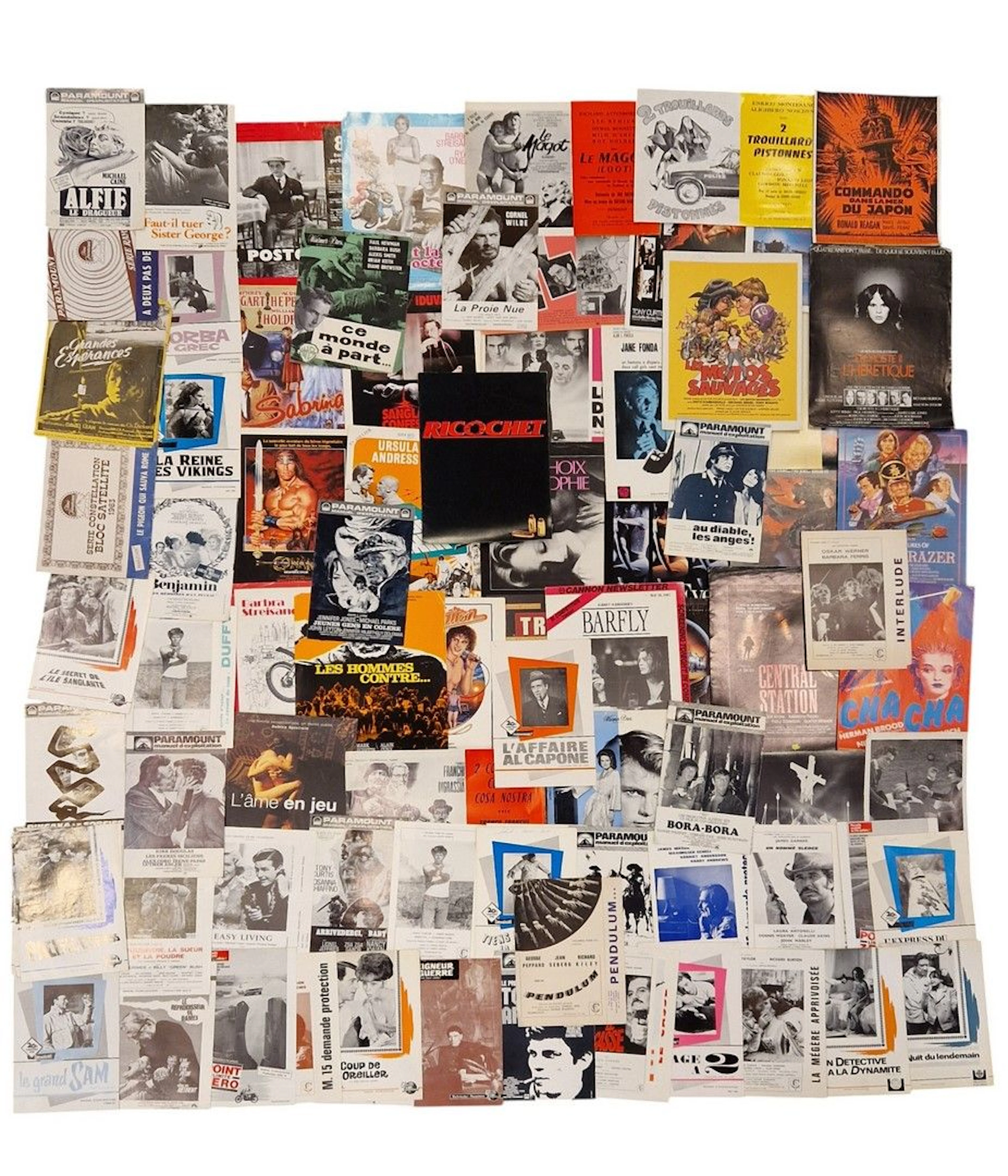 Cinéma, films, acteurs et actrices, réalisateurs, tournages de films, caméras, portraits, Hollywood, Europe et divers. Ensemble d'une cinquantaine de documents promotionnels, de diffusion et autres, de plusieurs films. Exemples de films : « Il posto », « Sabrina » (Humphrey Bogart - Audrey Hepburn), « Sanglantes confessions » (Robert de Niro), « le dernier Nabab », « Conan » (Arnold Schwarzenegger), « une fois avant de mourir » (Ursula Andress), « Le choix de Sophie » (Meryl Streep), « Klute » (Jane Fonda), « On s'fait la valise Docteur ..! » - « Ma femme est dingue ! » (Barbra Streisand), « Firefox » (Clint Eastwood), « Les anges », « Ce monde à part » (Paul Newman), « Le coup de l'oreiller », « La reine des Viking », « La poussière, la sueur et la poudre », « Faut-il tuer Sister George ? », « L'âme en jeu », etc. Divers états et formats.