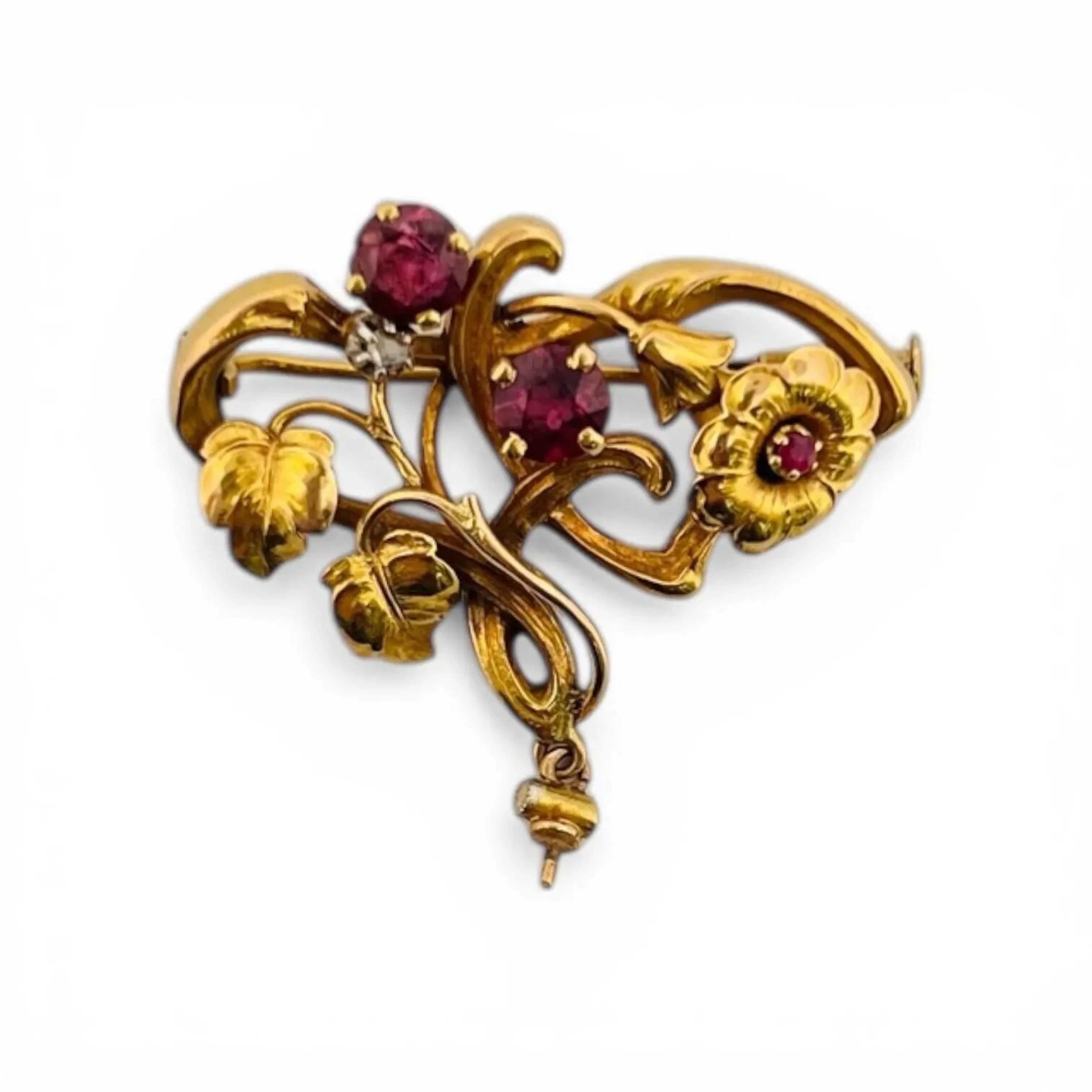 AC Une broche à décor floral en or jaune 18 k (750), sertie de trois améthystes et d'un brillant. Une perle en pendeloque manquante. Poids brut 3.90 g