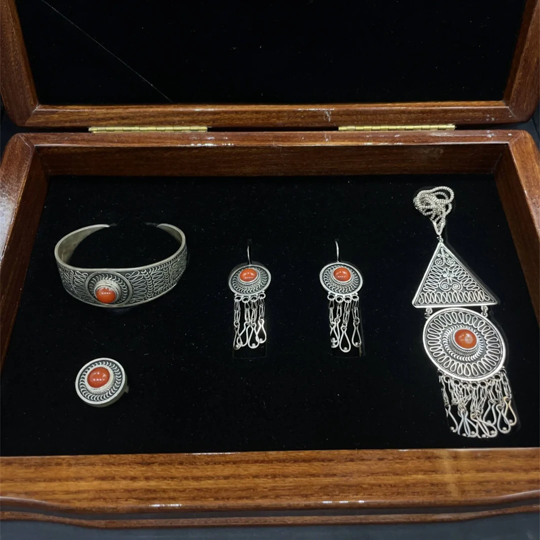 Wooden box containing a set of filigree 925 silver jewelry f - Lot 263