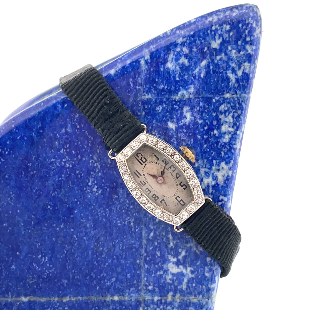 Small ladies' watch in platinum (950), with an oval case set - Lot 378