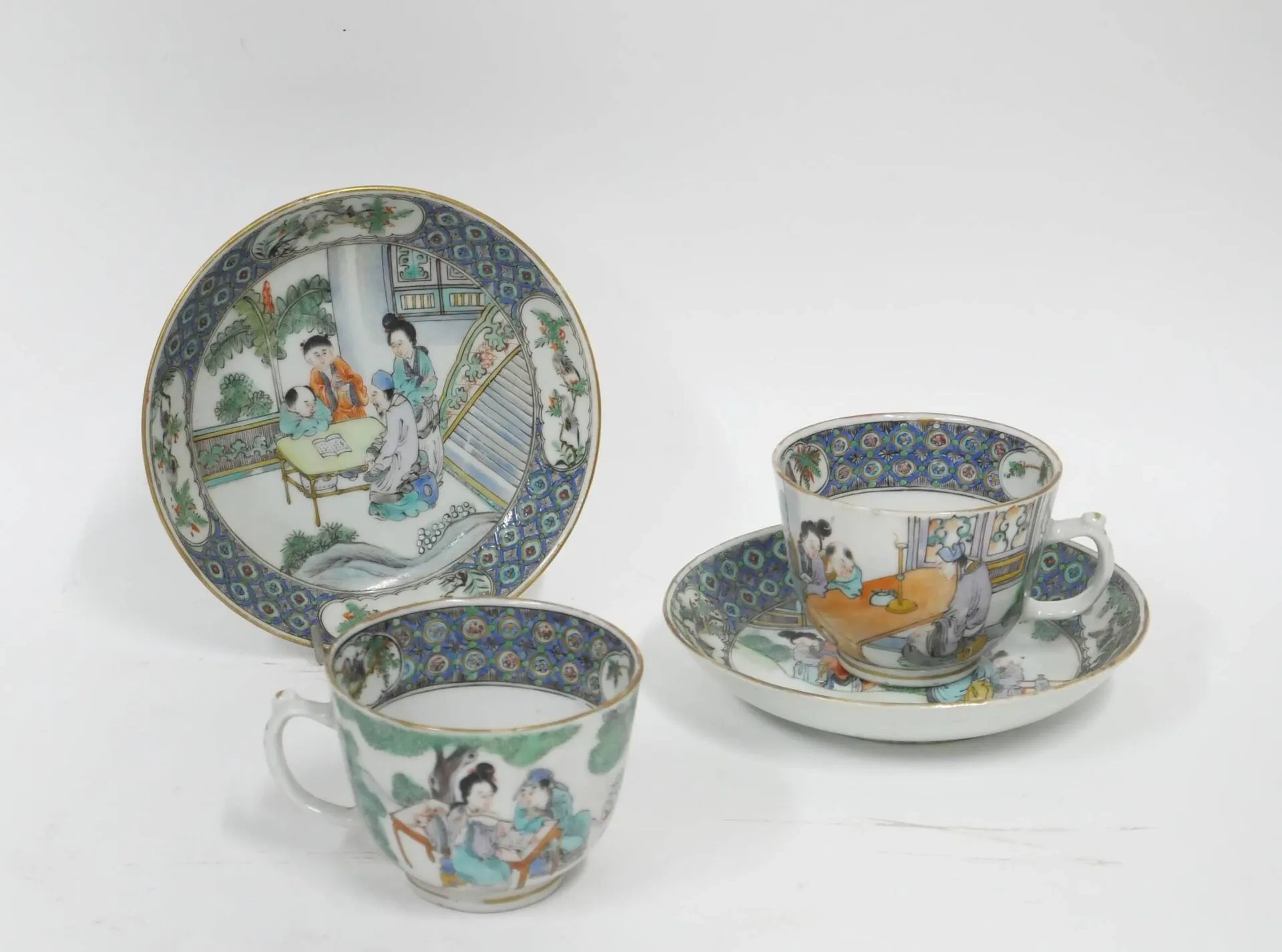 CHINE, fin du XVIIIe siècle Paire de tasses et leur soucoupe en porcelaine de la famille verte à décor de scènes animées Diam. : 14 cm (soucoupe) et 8,5 cm (tasse)