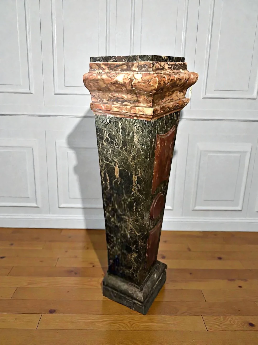 Square-section sheath, the shaft in sea-green marble decorat - Lot 341