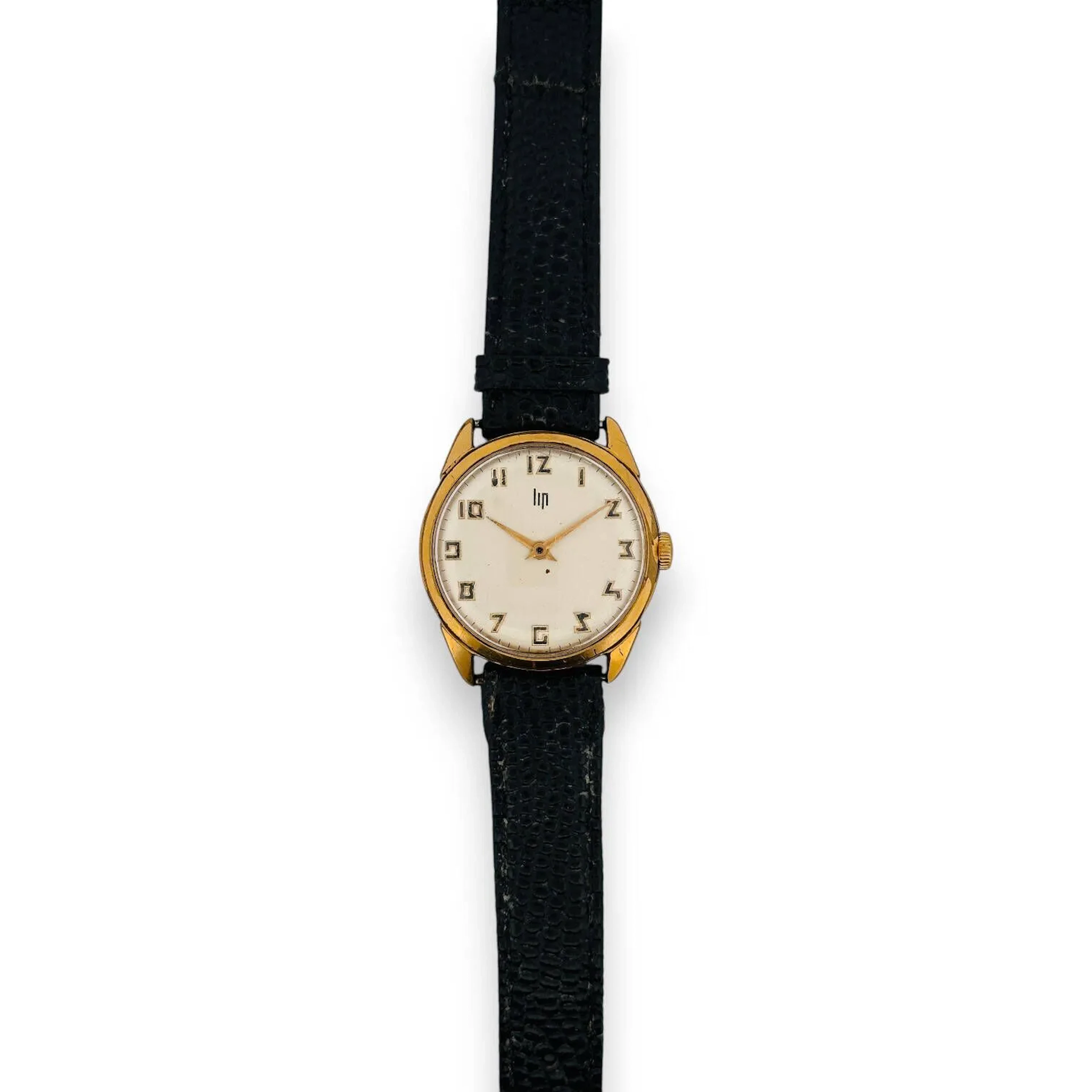 LIP Montre d'homme, boîtier rond en acier et plaqué or. Cadran à chiffres émaillés arabes pour les heures et aiguilles type dauphine. Fond de boîtier vissé numéroté 737937, signé à l'intérieur et chiffré "233385". Mouvement signé. Mouvement mécanique à remontage manuel Diam. 32 mm Bracelet en cuir noir à changer, boucle détachée, rayures à la glace