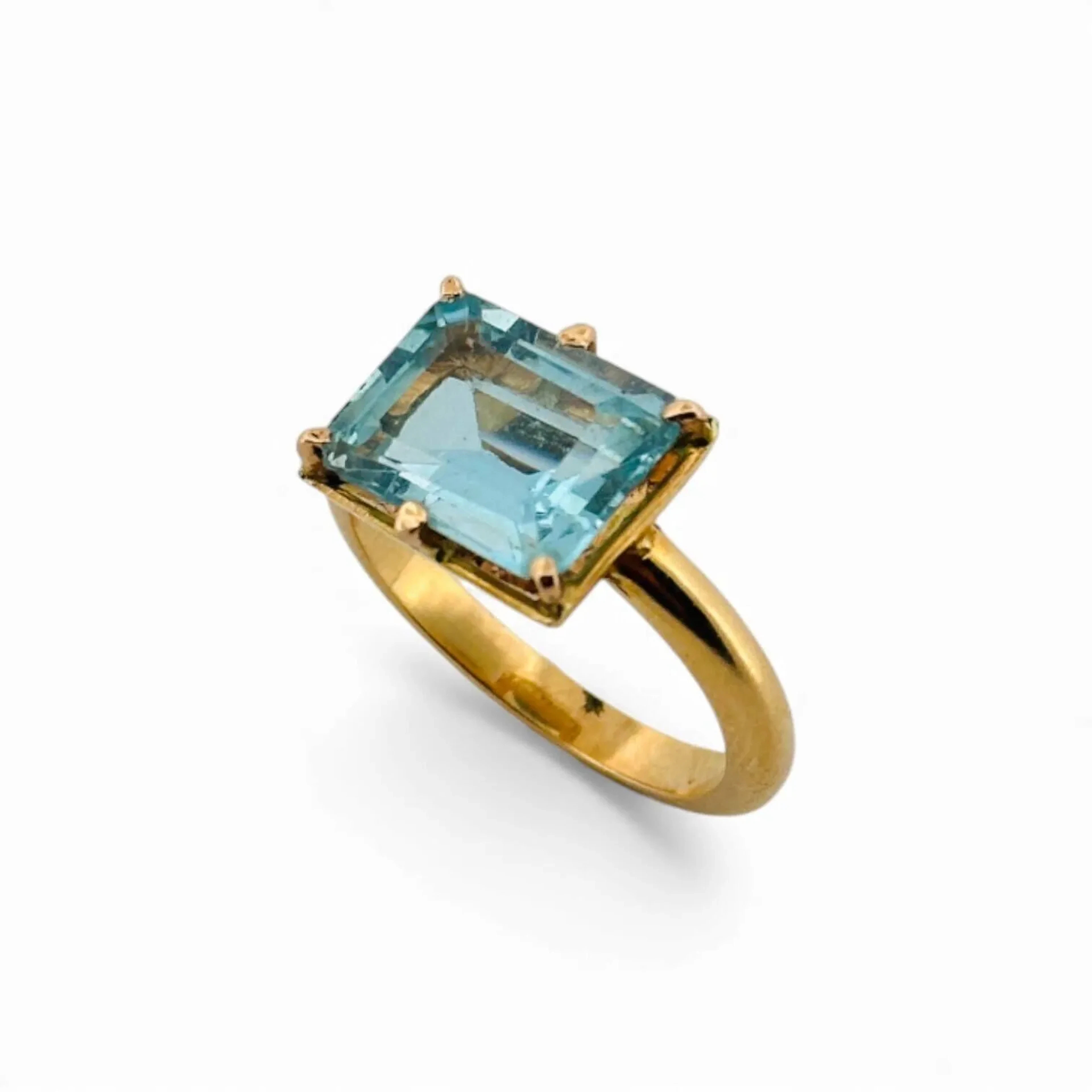 Bague en or jaune 18K (750) sertie d'une topaze rectangulaire. Tour de doigt : 59 - Poids brut : 6.78 g.