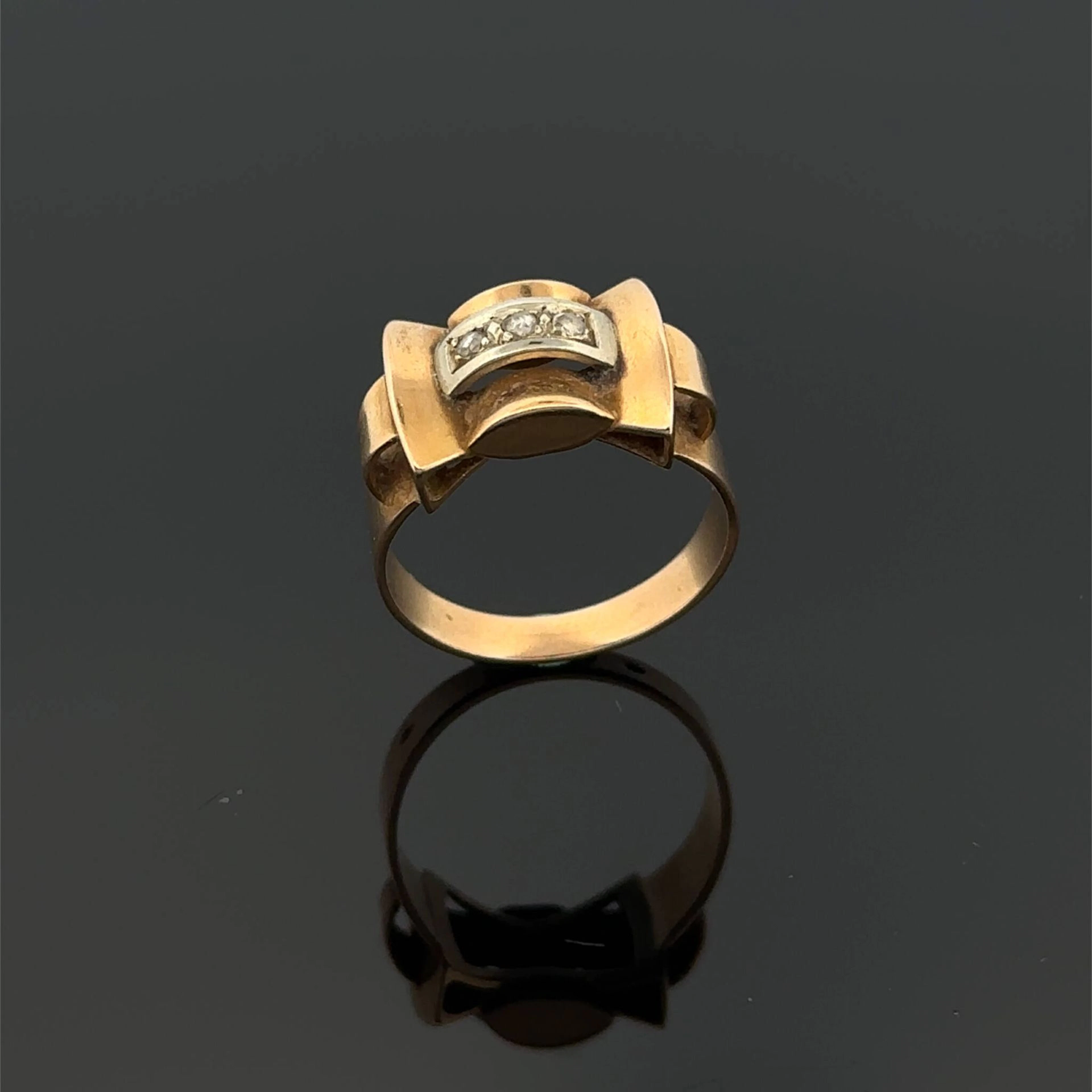 "Tank Bow" ring in yellow gold (750) set with three small ro - Lot 198