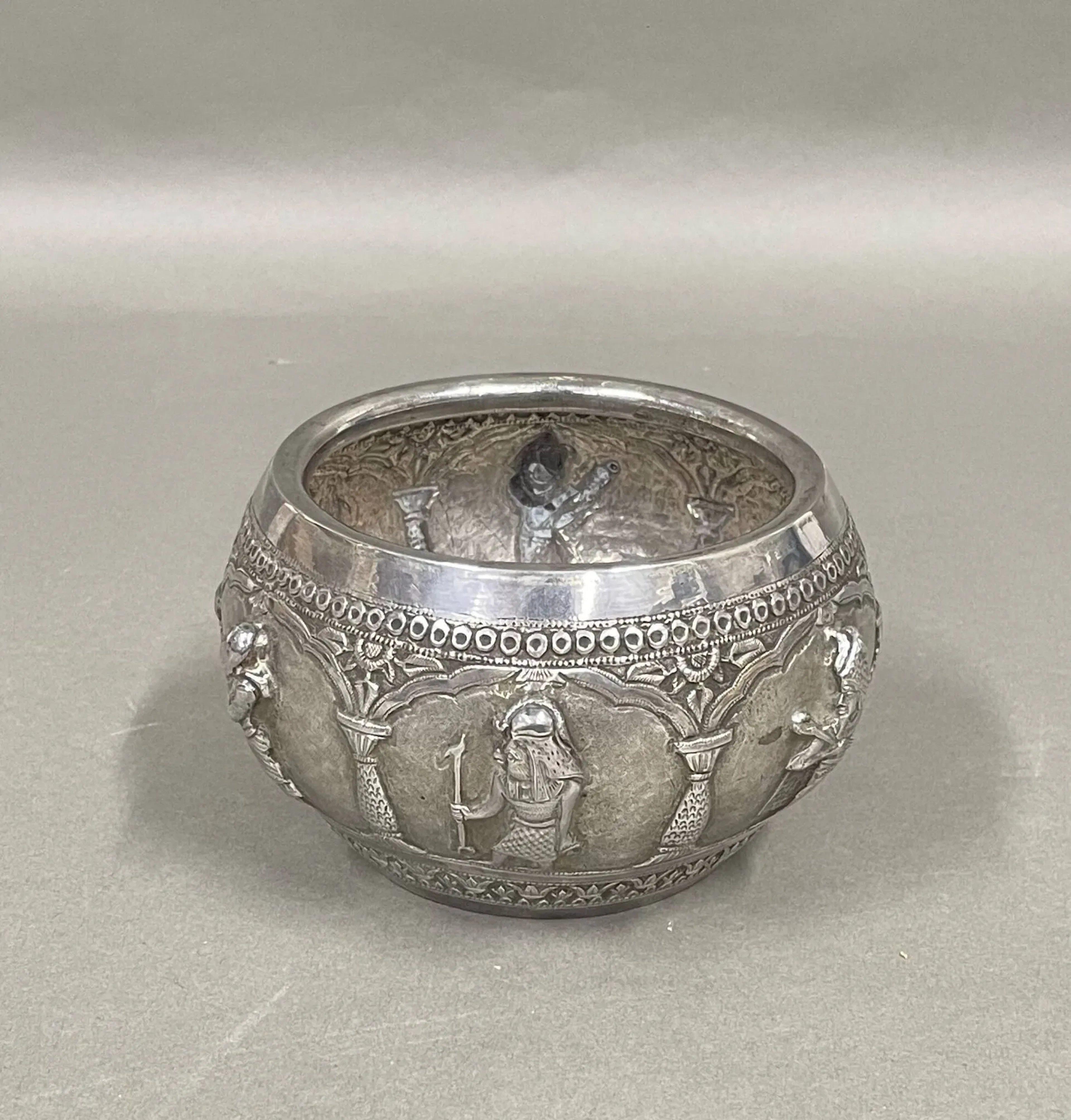 Égypte XXe siècle Bol en argent (800) au décor repoussé de prêtres et de divinités sur fond guilloché, le dessous gravé d'un vautour étendant ses ailes H : 9 cm; diam. : 15.5 cm Poinçon charançon Poids brut : 356 grammes