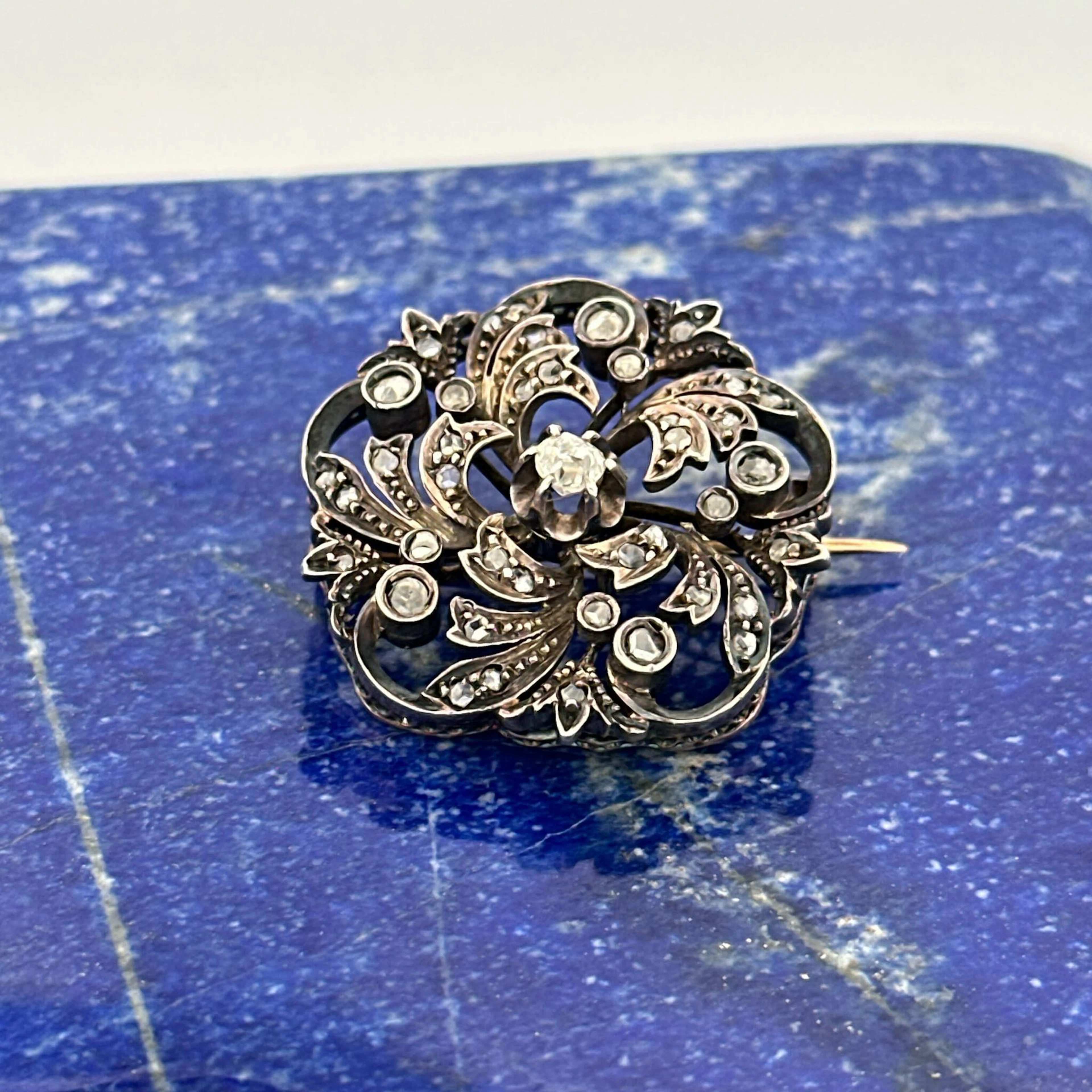 "Flower" brooch in rose gold (750) and silver (min. 800) wit - Lot 141