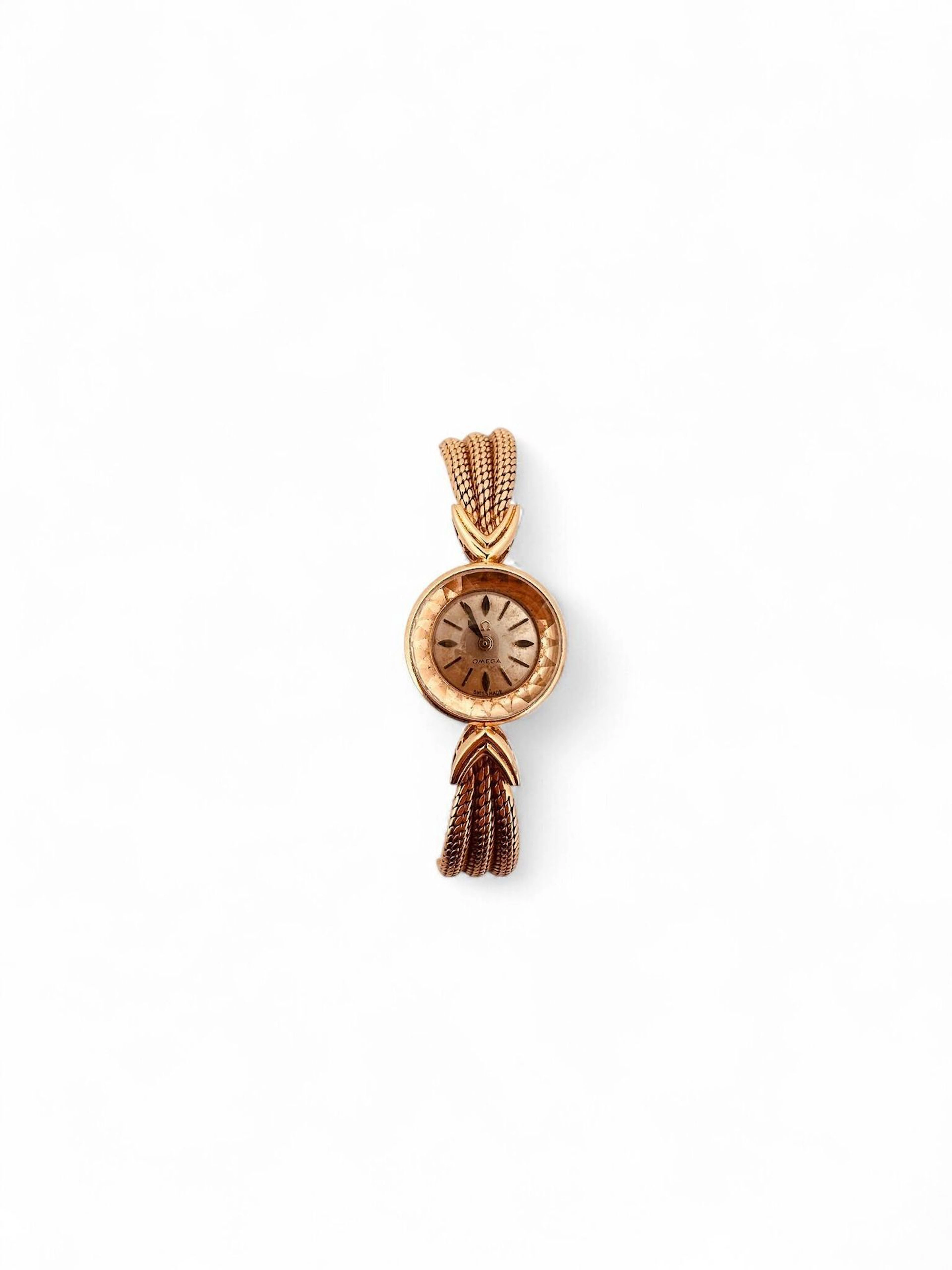 OMEGA Montre bracelet de dame en or 18K (750 millièmes), cadran argenté, index en appliques dorées peints noirs, aiguilles glaives dorées peintes noires. Fond clipé en or 18K (750 millièmes) avec couronne de remontoir. Mouvement mécanique à remontage manuel signé OMEGA. Bracelet en or 18K (750 millièmes), fermeture à cliquets. Montre fonctionnelle lors de l’expertise, sans garantie de fonctionnement futur et d’état des pièces. Légères rayures et marques au boitier, quelques traces au cadran. Accompagnée de sa boite d’origine Omega avec étiquette de la boutique VOIGNIER à La Baule, ainsi que ses papiers de garantie Omega. Travail français vers 1960 Poids brut 26 g Diamètre 15 mm, pour un poignet d’environ 16,5 cm