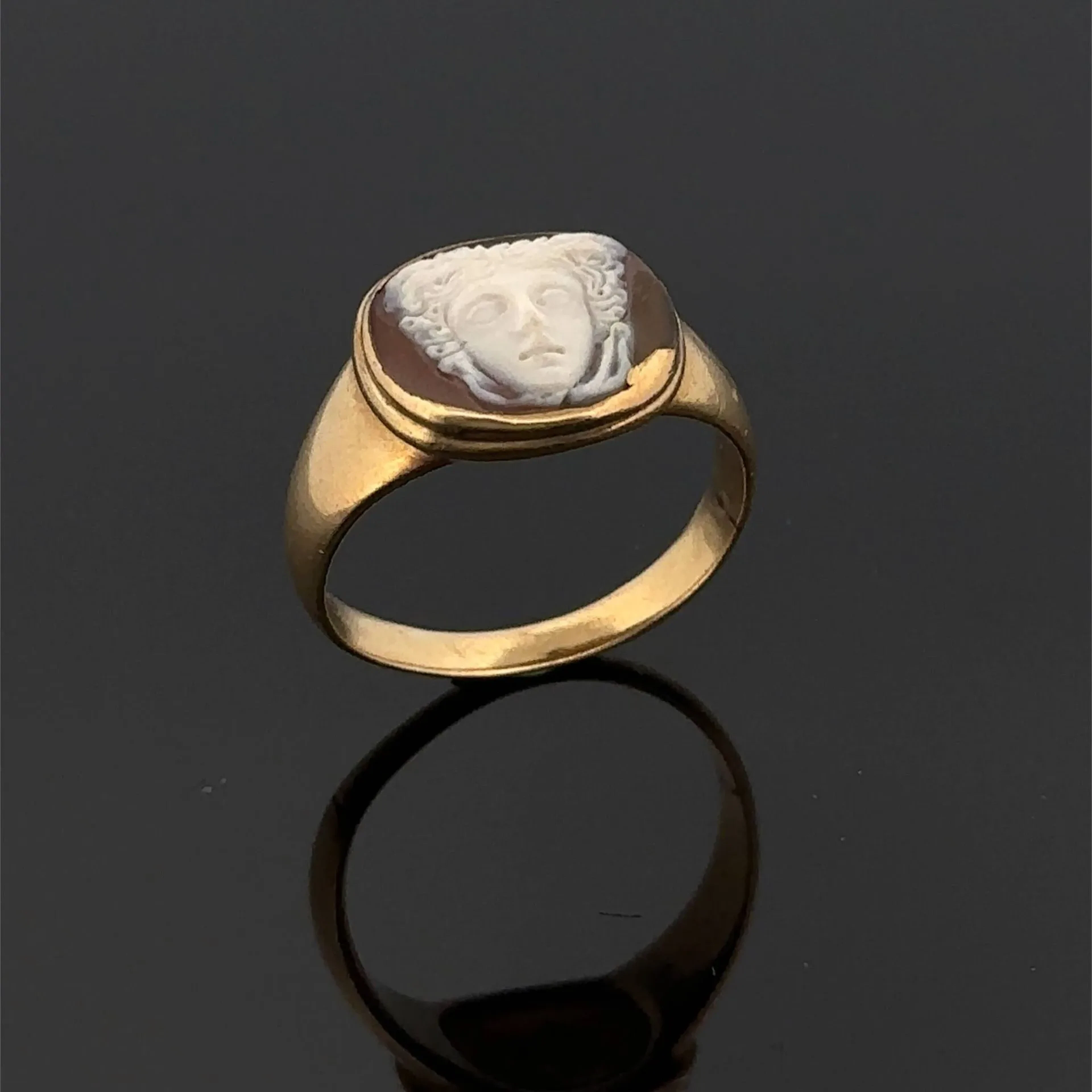 Yellow gold (750) ring adorned with a shell cameo depicting - Lot 285