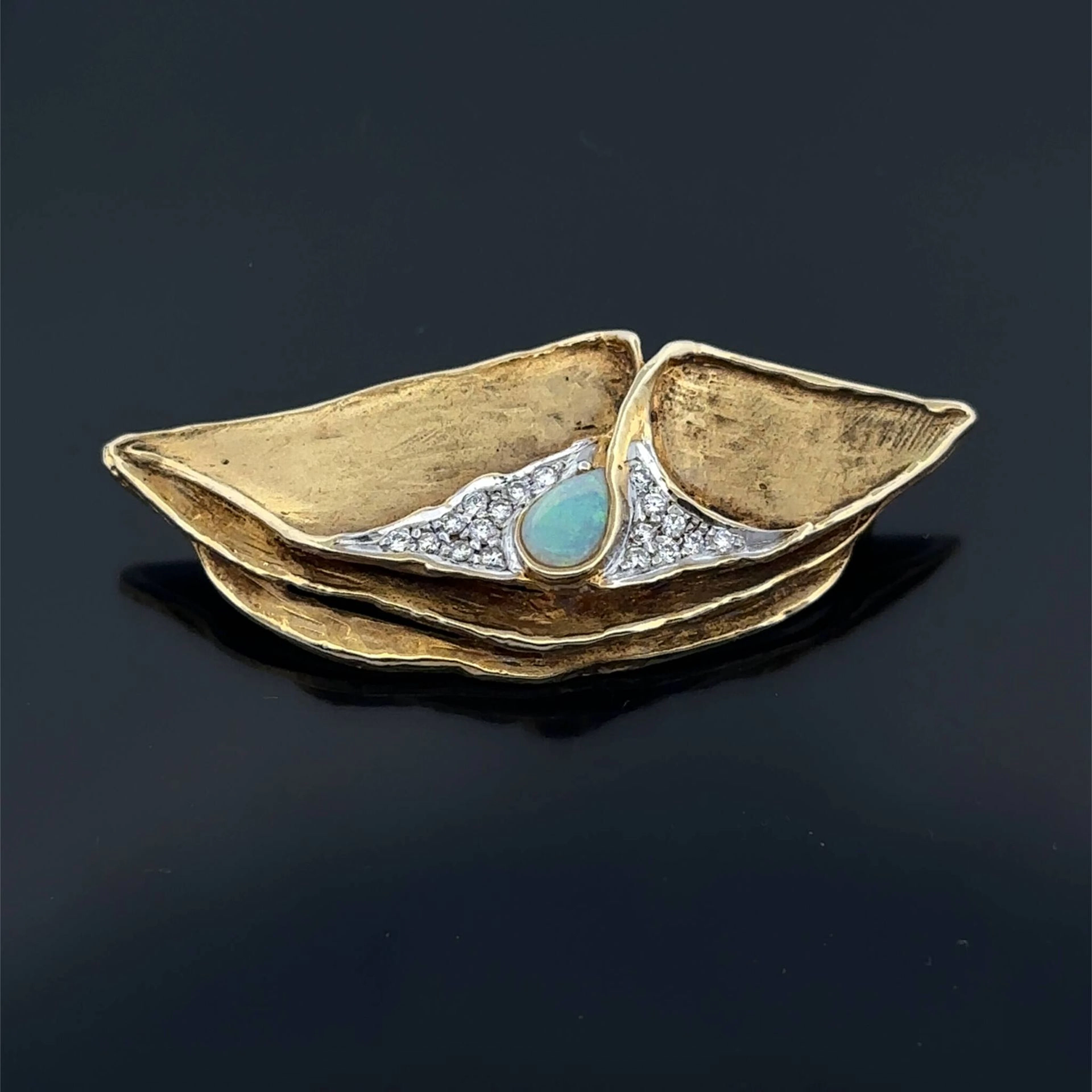 14k matte gold (585e) brooch with a layered design, set with - Lot 98