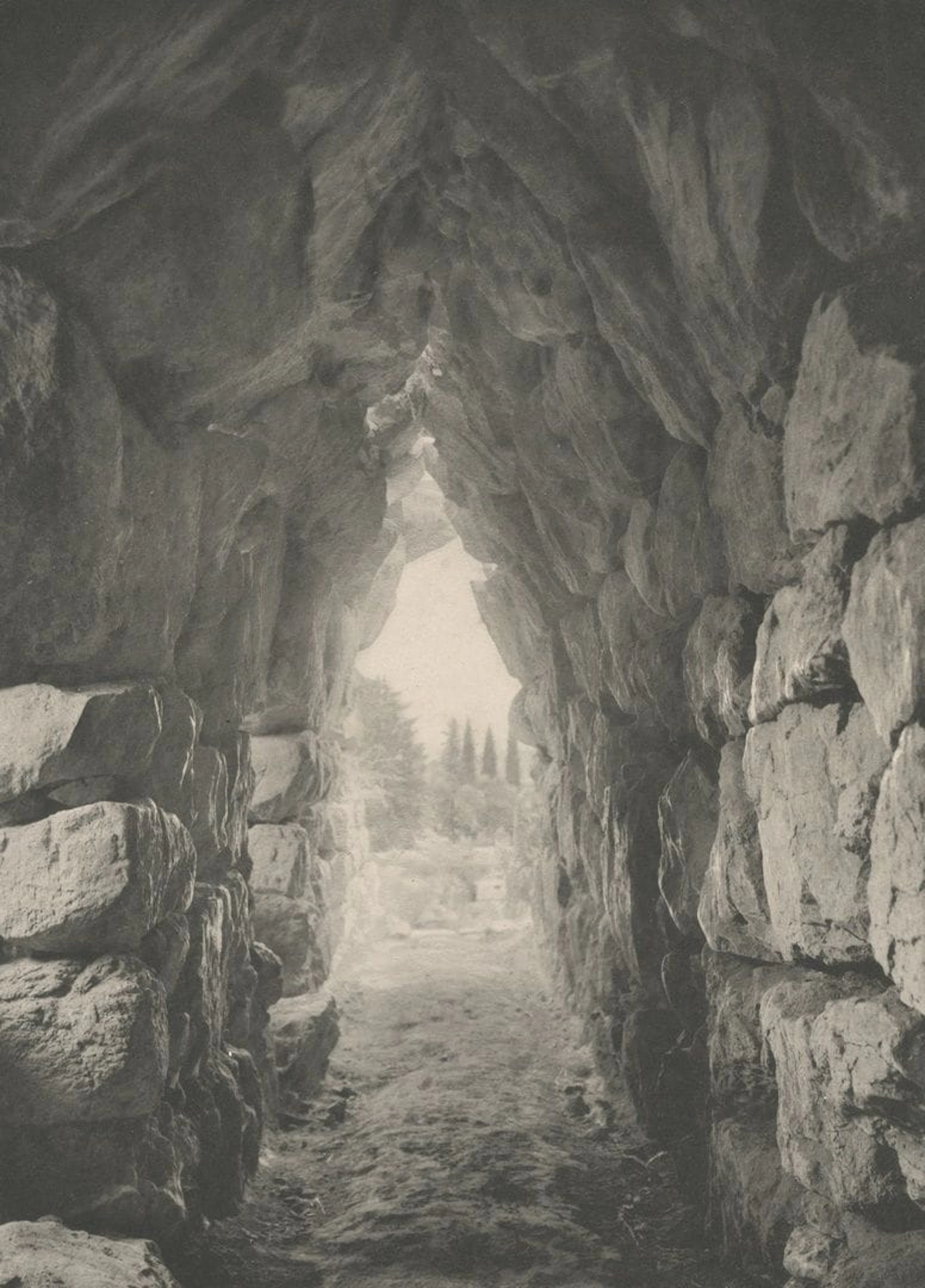 Fred BOISSONNAS (1848-1946) Tirynthe site archéologie, Grèce, c. 1920 Tirage argentique d’époque, signé en bas de l’image dans la marge 29.5 x 21 cm (32.5 x 22 cm)
