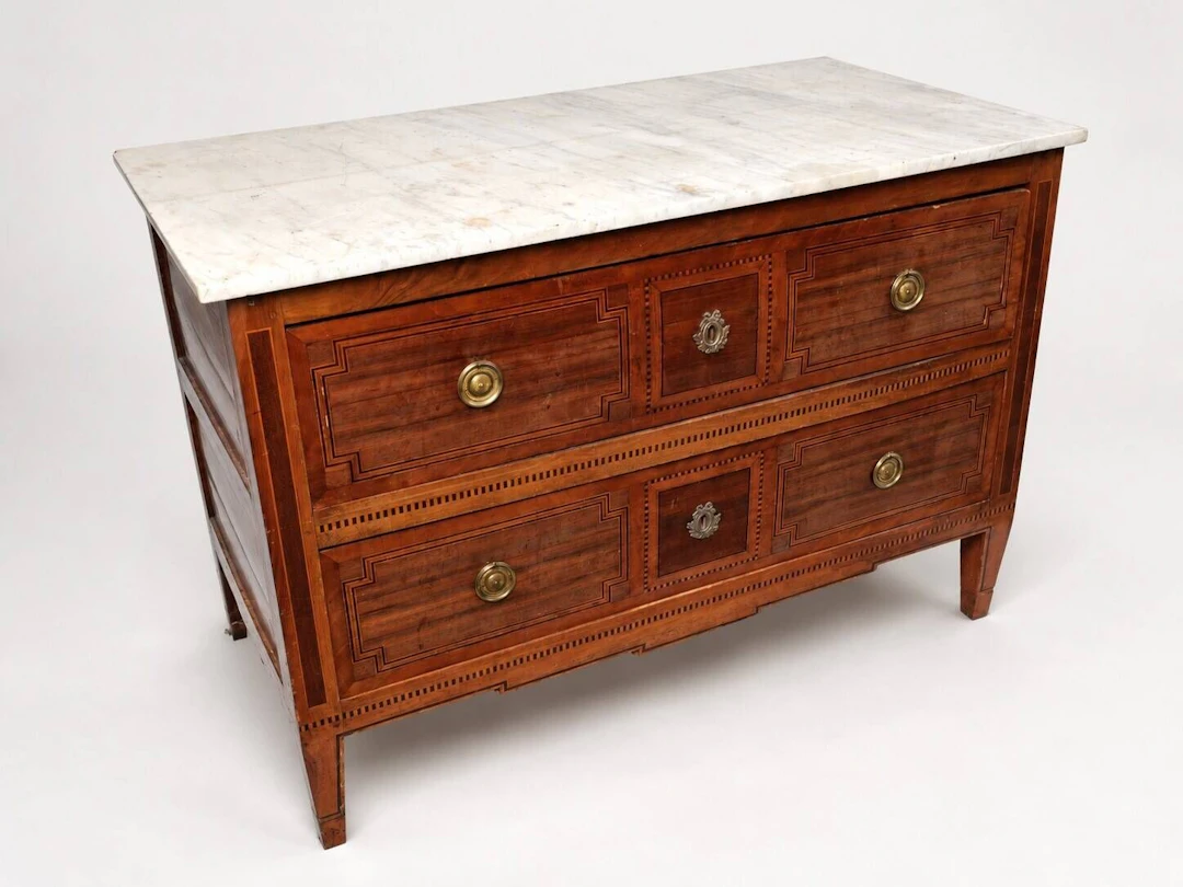 Louis XVI-era chest of drawers with two-tone marquetry decor - Lot 381