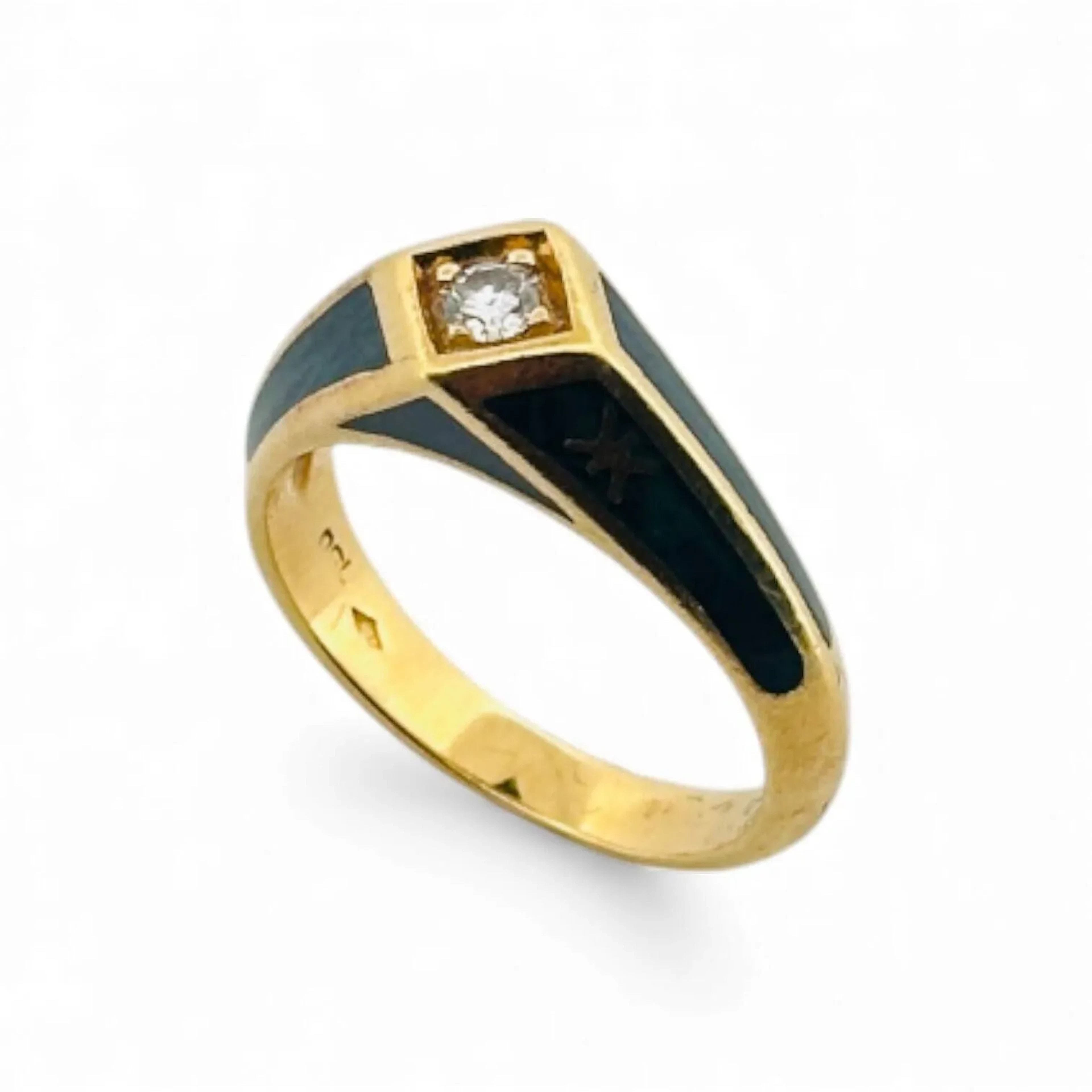 KORLOFF Alliance en or jaune 18K (750) à décor d'émail vert sertie d'un diamant rond de taille moderne. Tour de doigt : 52 - Poids brut : 6.21 g. (petits chocs)