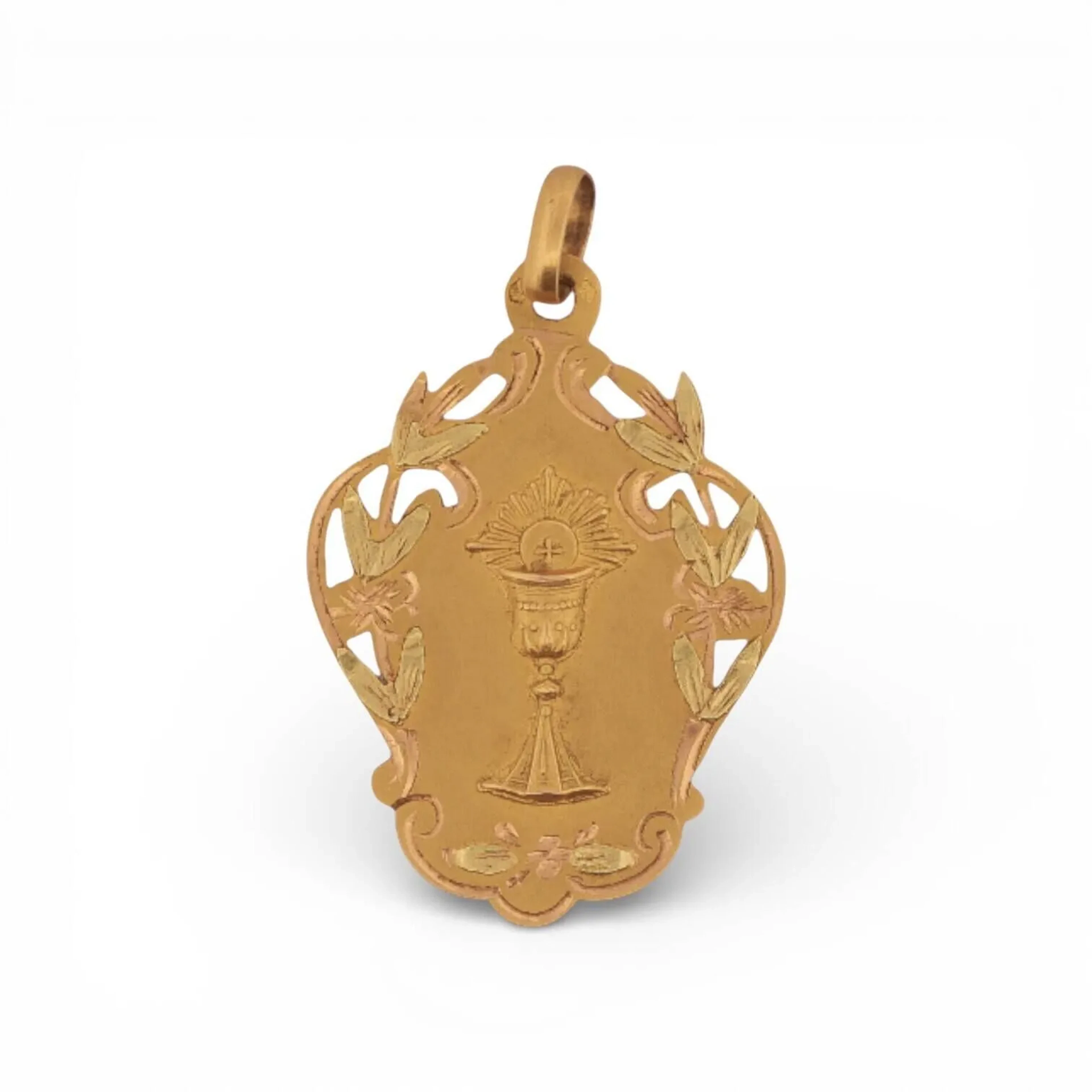 Médaille religieuse en or 18K (750) à décor de fleur et feuillages. Poids : 1.80 g.