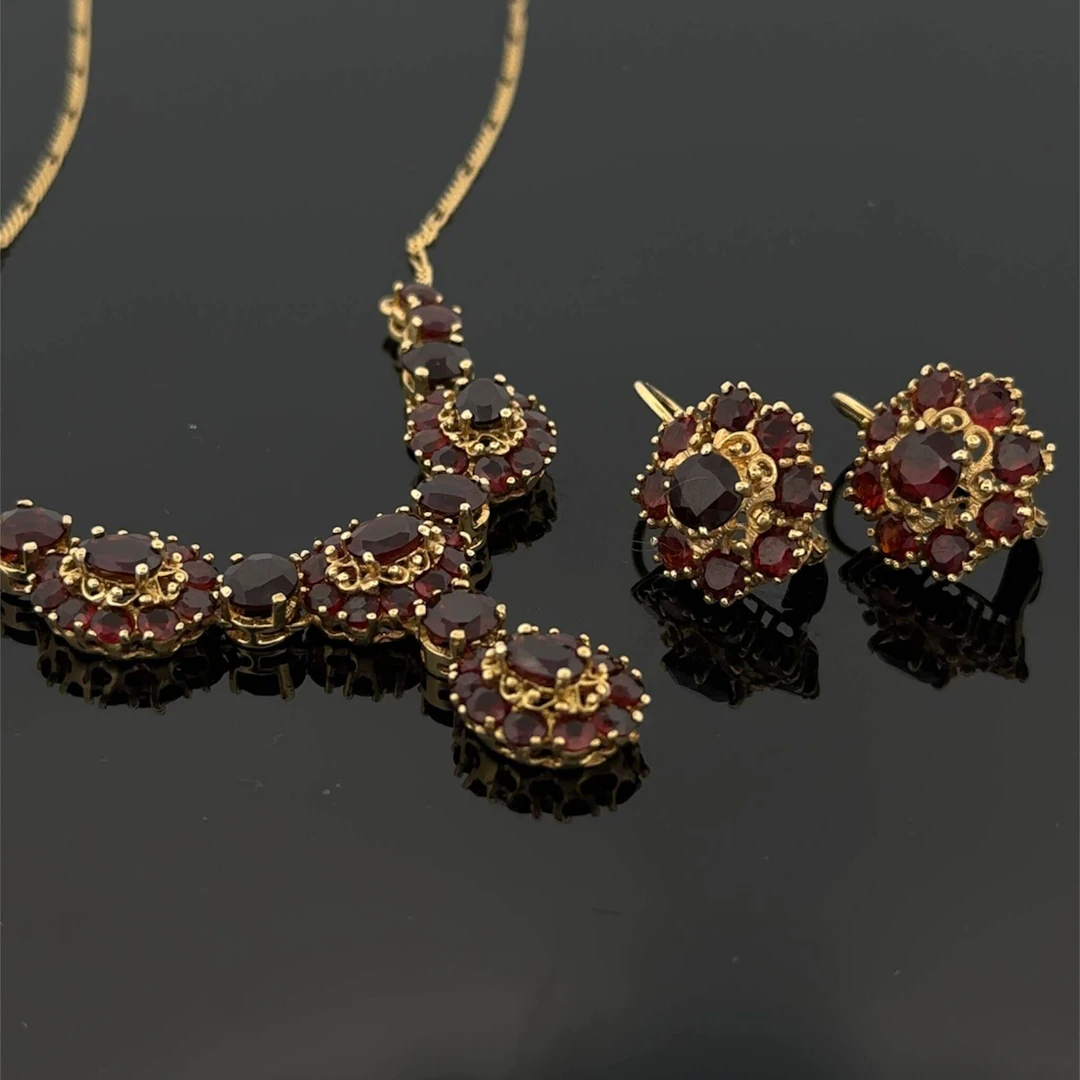 A matching set of yellow gold (750) jewelry consisting of a - Lot 320