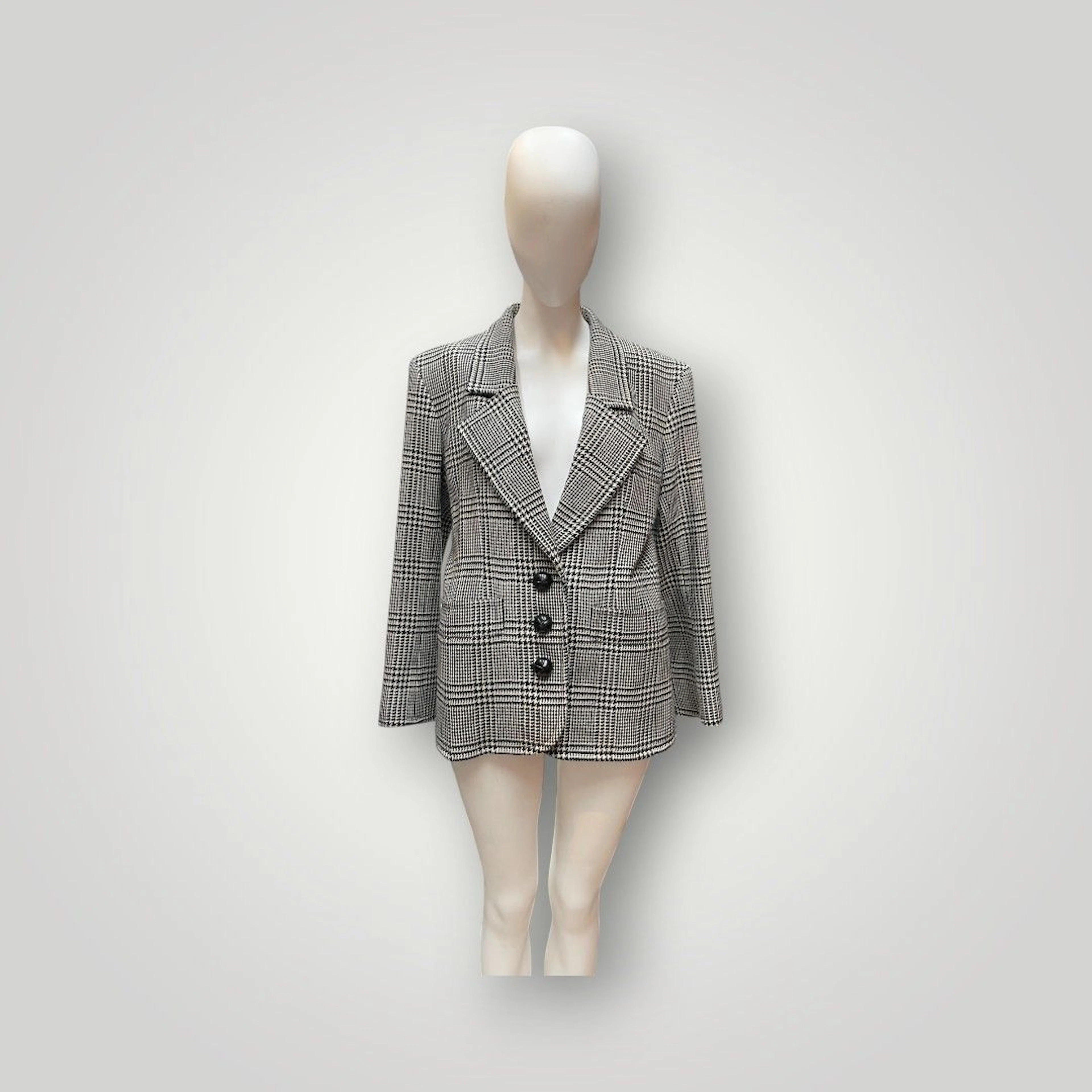 YVES SAINT LAURENT Rive gauche Veste en laine Prince de Galle noir et blanc, col cranté, boutonnage central, deux poches plaquées, important boutons en plastique noir, rapportés aux manches Taille : 38 env.