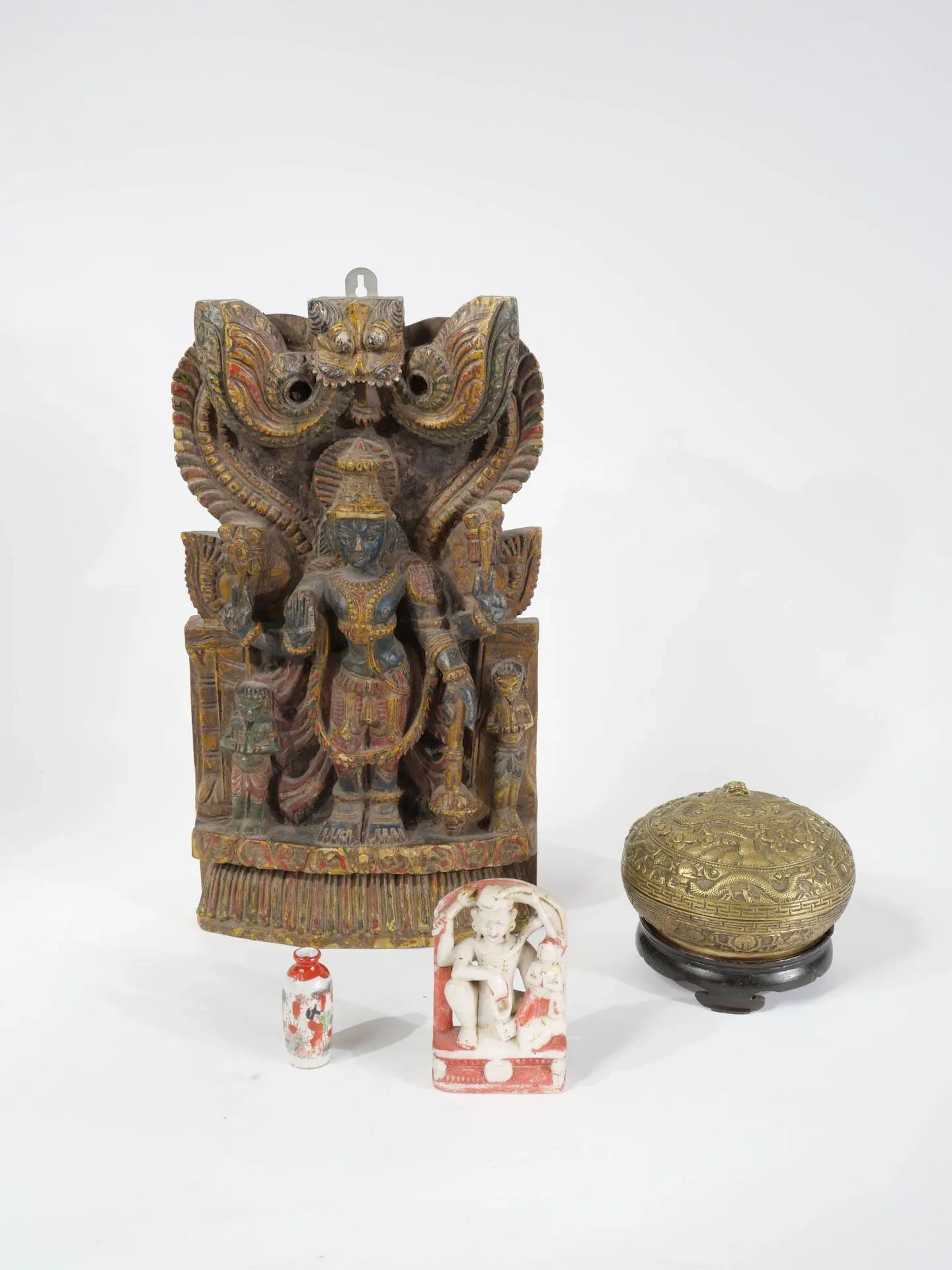 Lot de souvenirs asiatiques comprenant -Thaïlande, boite couverte ronde en bronze, diam : 17 cm -Buddha en pierre dure, H : 13,5 cm -Petit vase japonais en porcelaine, H : 7,5 cm -Thaïlande, bois sculpté moderne, H : 47 cm En l'état