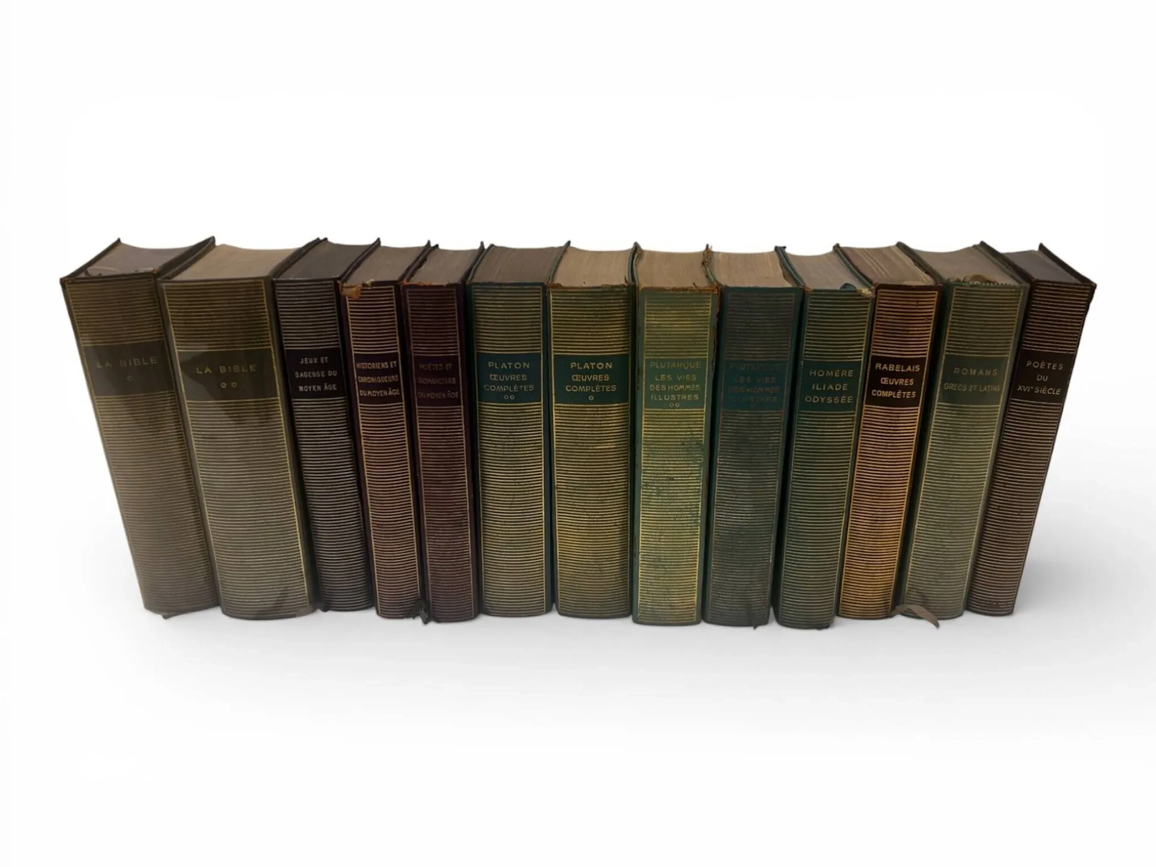 BIBLIOTHEQUE DE LA PLEIADE - Antique et Moyen-Age Ensemble de 12 volumes comprenant : Homère (1vol.), Platon (1vol.), Plutarque (2vol.), Romans Grecs et latins, La Bible, Rabelais, Jeux et sagesses du Moyen Age, Historiens et chroniqueurs du Moyen Age, Poètes et romanciers du Moyen Age, Poètes du VXIè siècle