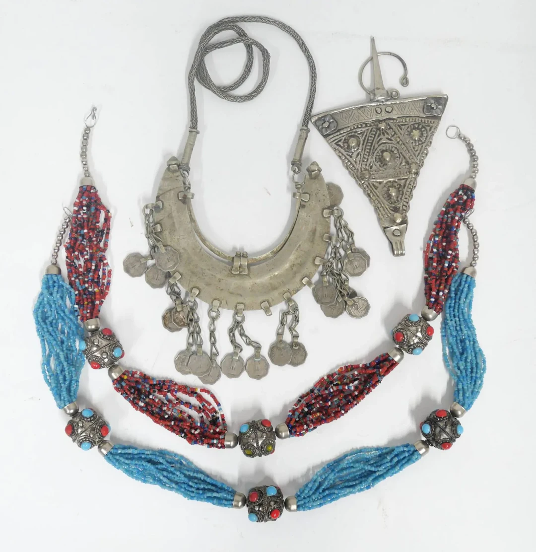 Set of 4 mismatched pieces of jewelry, 20th century - Lot 140
