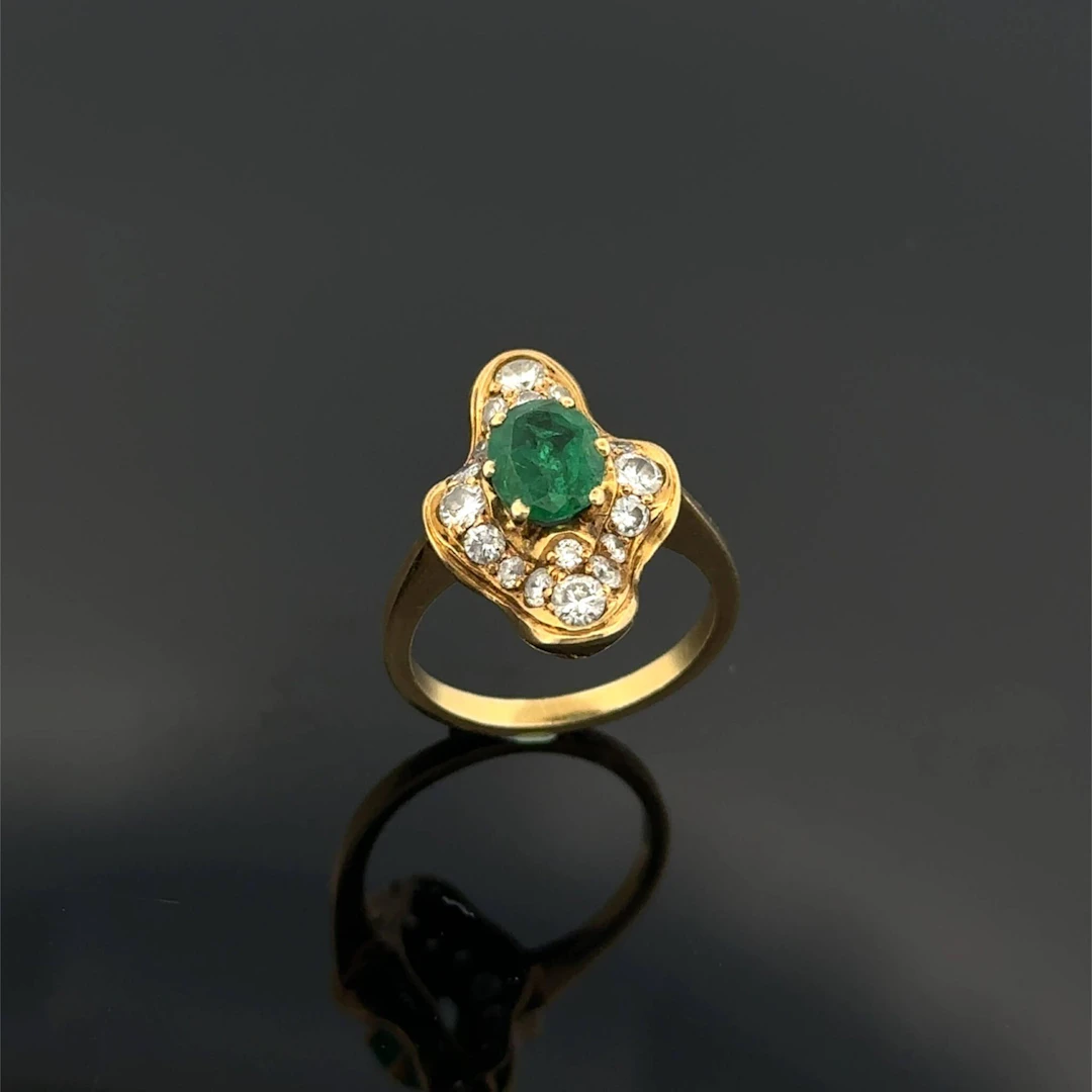 Yellow gold (750) "skirted" ring set with an oval emerald, s - Lot 293