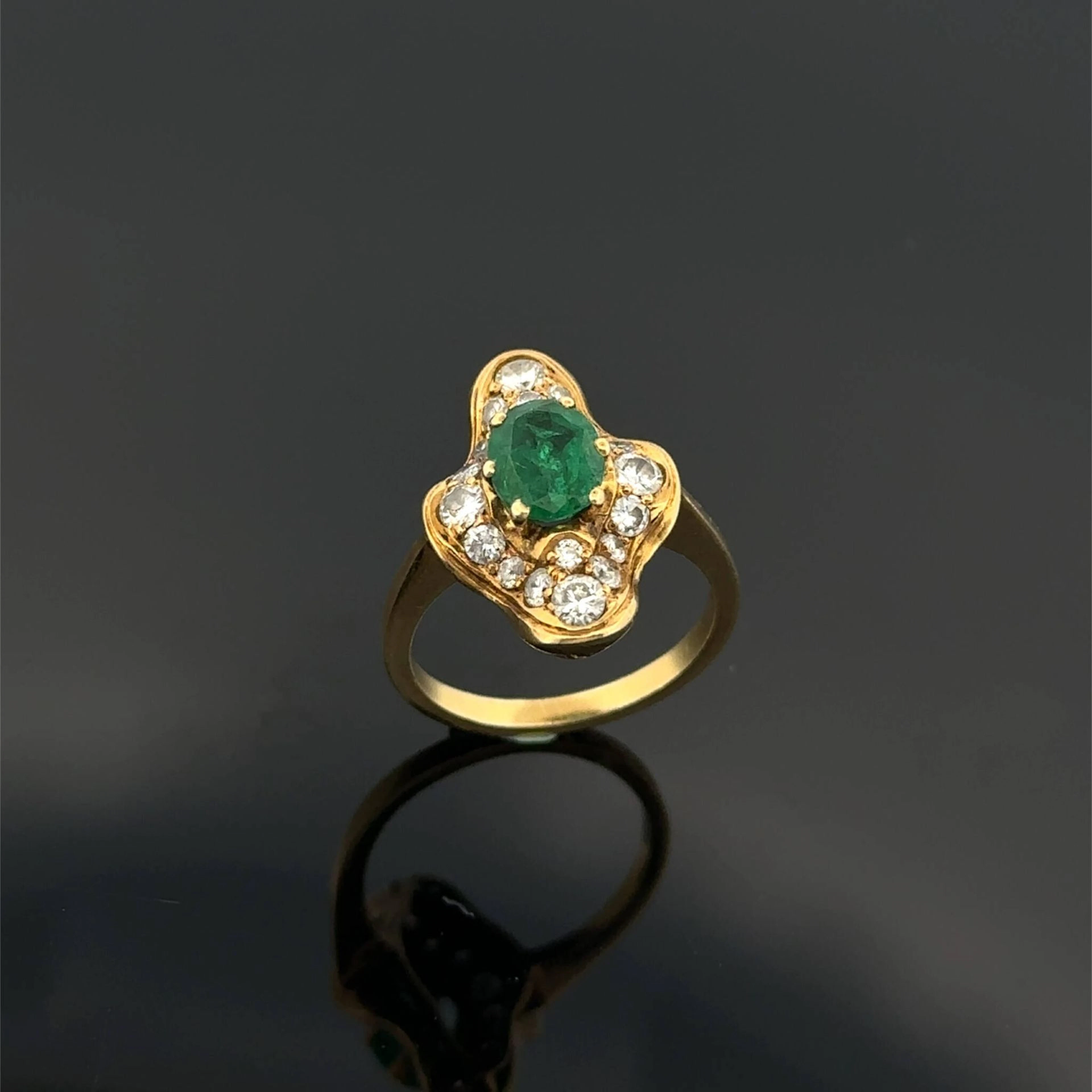 Yellow gold (750) "skirted" ring set with an oval emerald, s - Lot 293