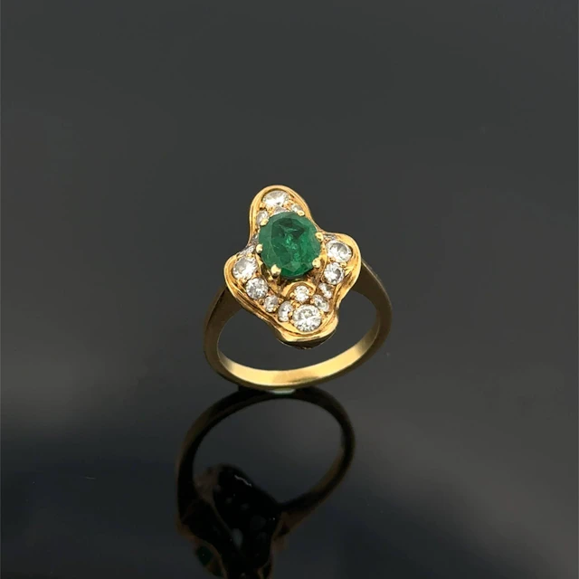 Yellow gold (750) "skirted" ring set with an oval emerald, s - Lot 293