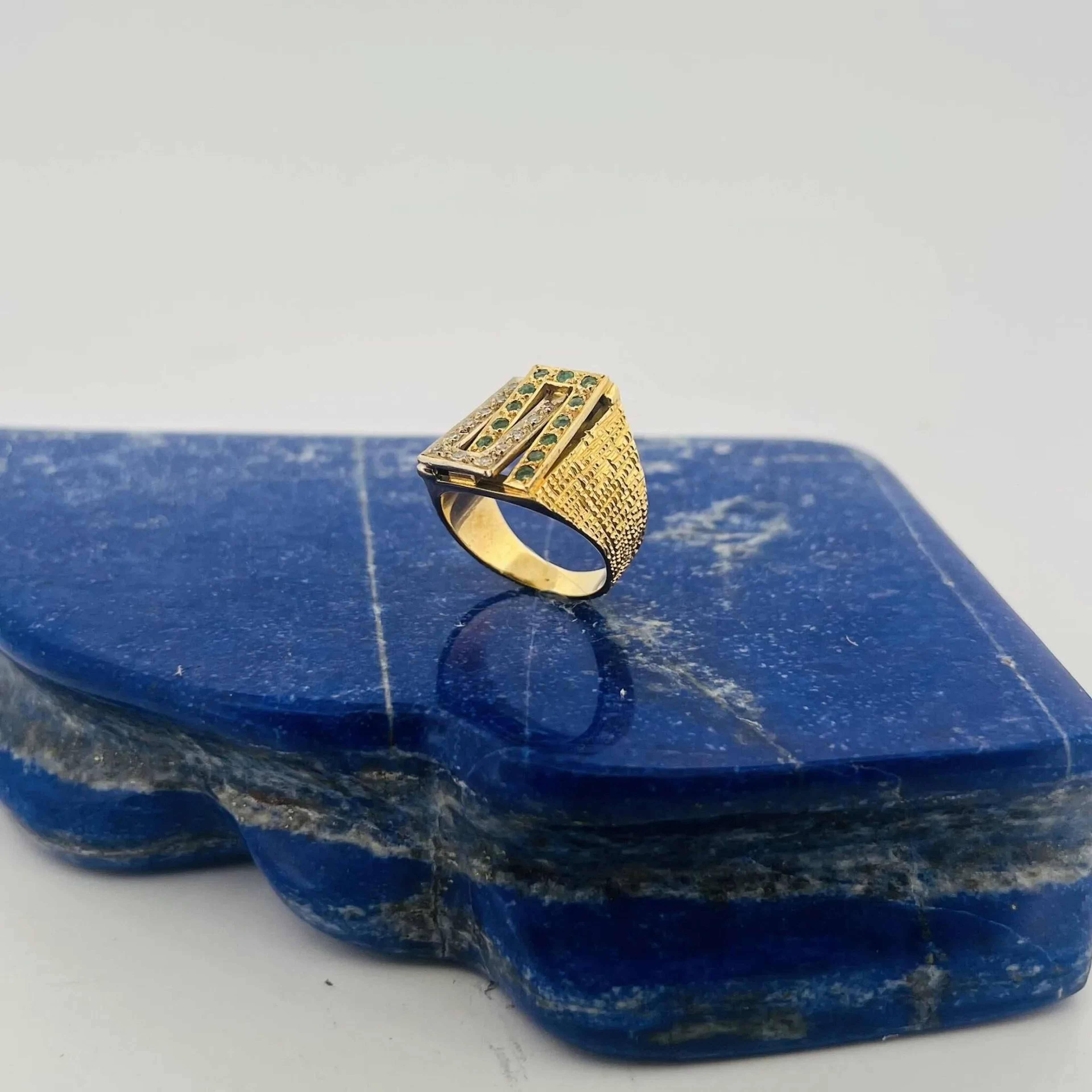 Large guilloché yellow gold (750) signet ring, set with rows - Lot 131
