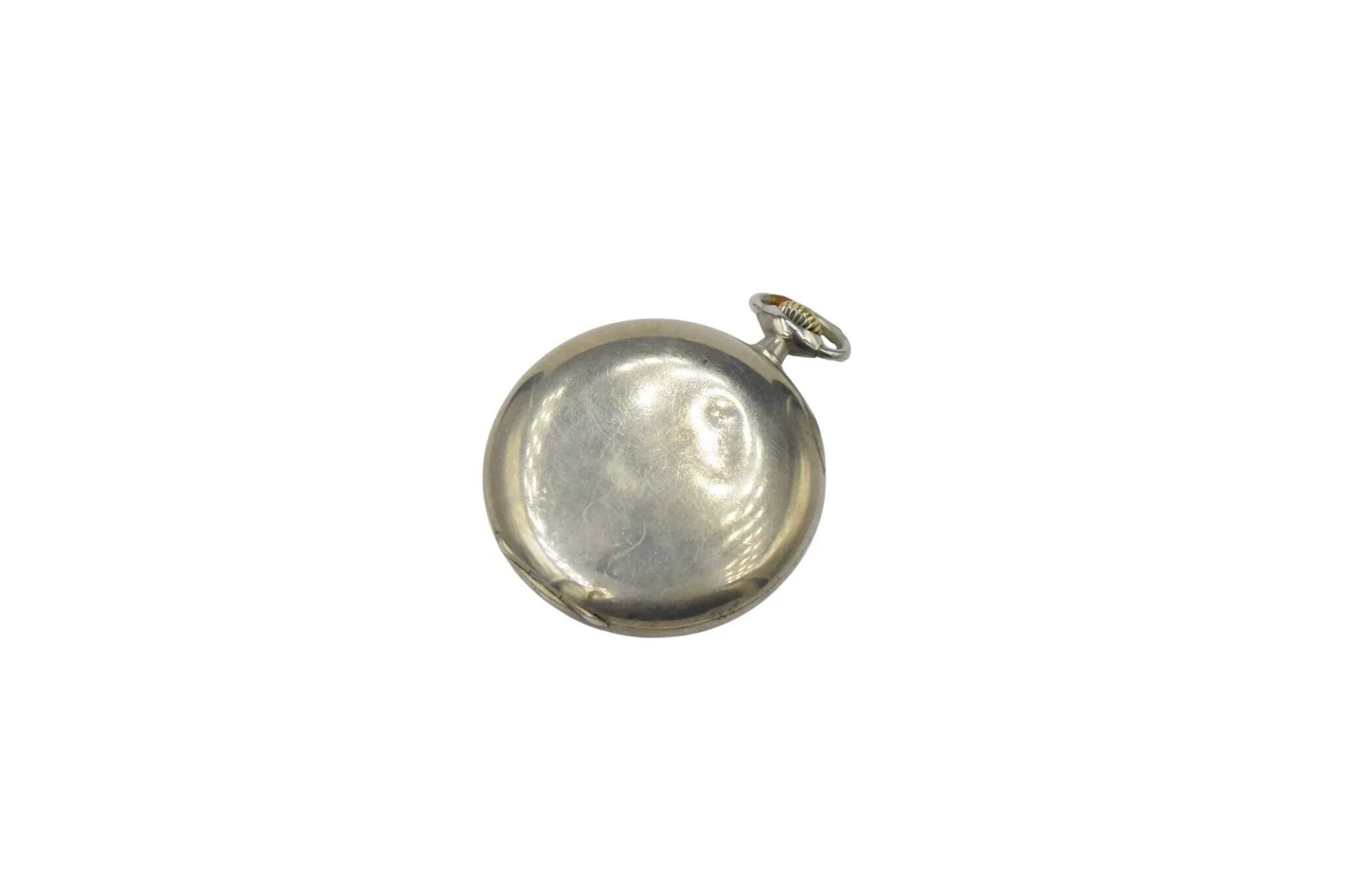 OMEGA N°8432671 Montre de gousset en acier, cadran émaillé blanc (fêles), index chiffres arabes formant les heures, trotteuse à 6h, aiguilles bleuies, boitier lisse. Cadran, boitier et mouvement signés. Mouvement numéroté. Diam. : 45 mm (petits chocs et rayures au boitier)