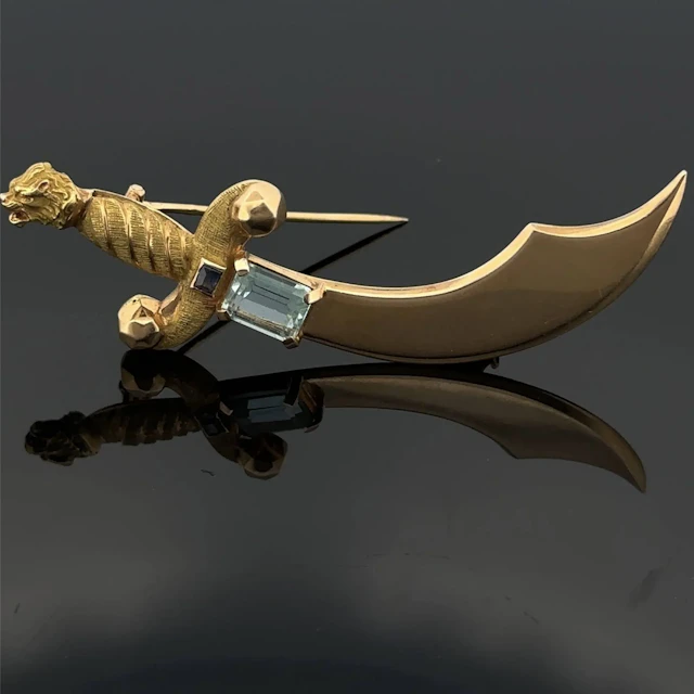 Yellow gold (750) "saber" brooch; the chiseled handle featur - Lot 287