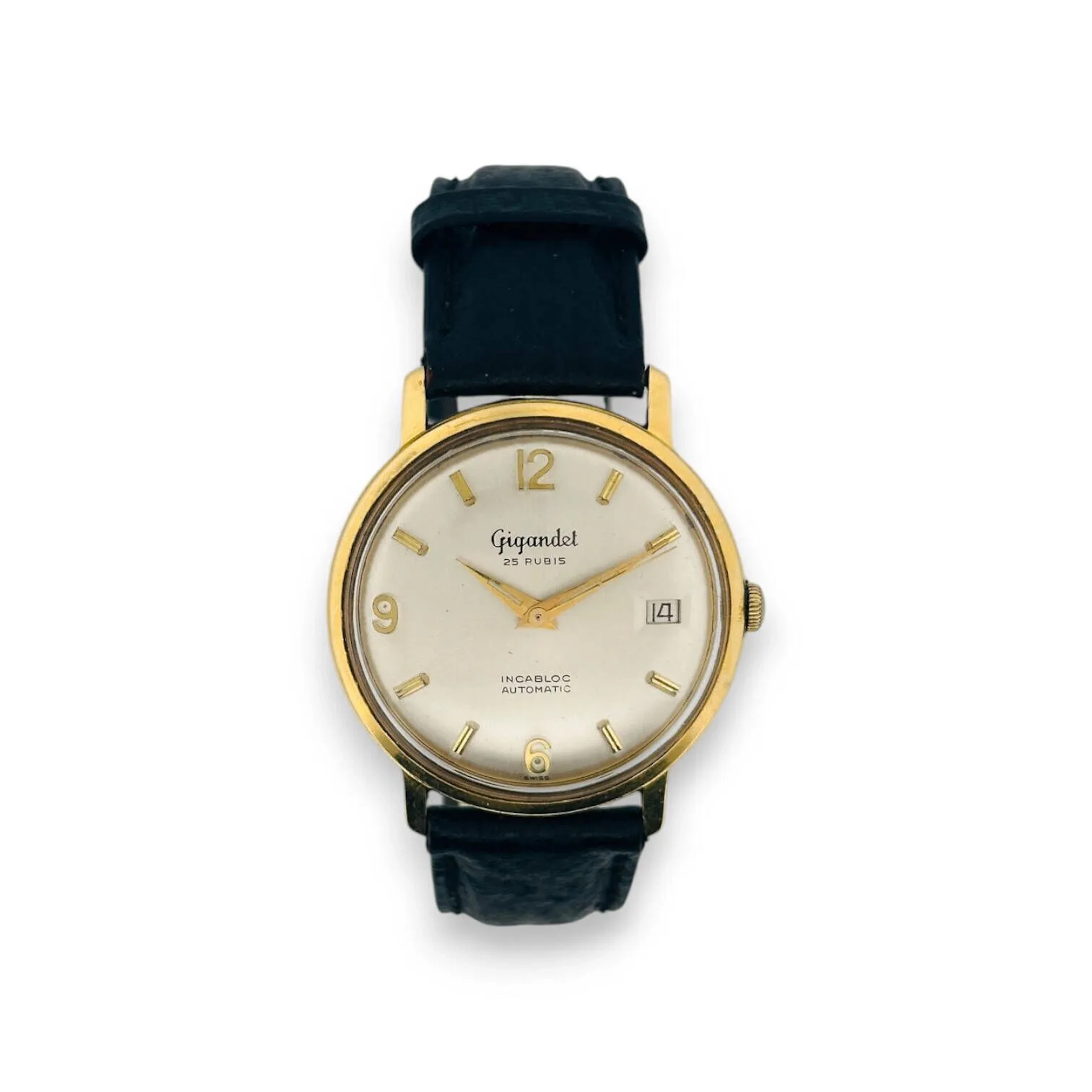 GIGANDET Montre bracelet pour homme, boitier rond en or jaune 18K (750), cadran blanc cassé irisé, index chiffres arabes et bâtons appliqués formant les heures, date par guichet à 3h, mouvement automatique, bracelet en cuir noir à boucle ardillon en métal doré. Diam. : 34 mm - Poids brut : 37.93 g. (rayures au verre)