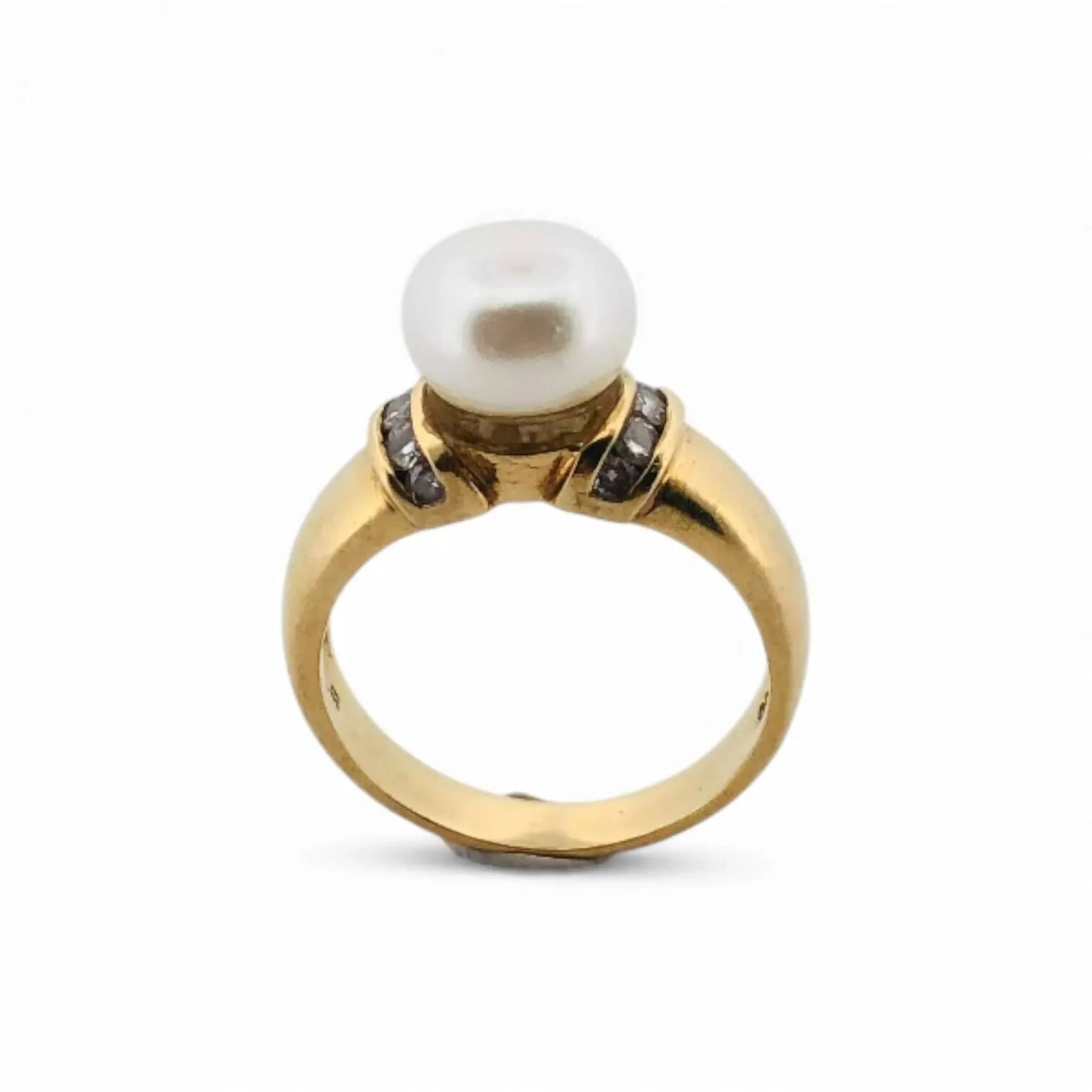 Suite de bijoux en or jaune 18K (750) comprenant une bague sertie d'une perle bouton épaulée de ligne de diamants, une paire de clous d'oreilles chacun serti de perles de Tahiti (manque les fermoirs), une paire de clous d'oreilles formé de cercles imbriqués. Poids brut total : 13.28 g.